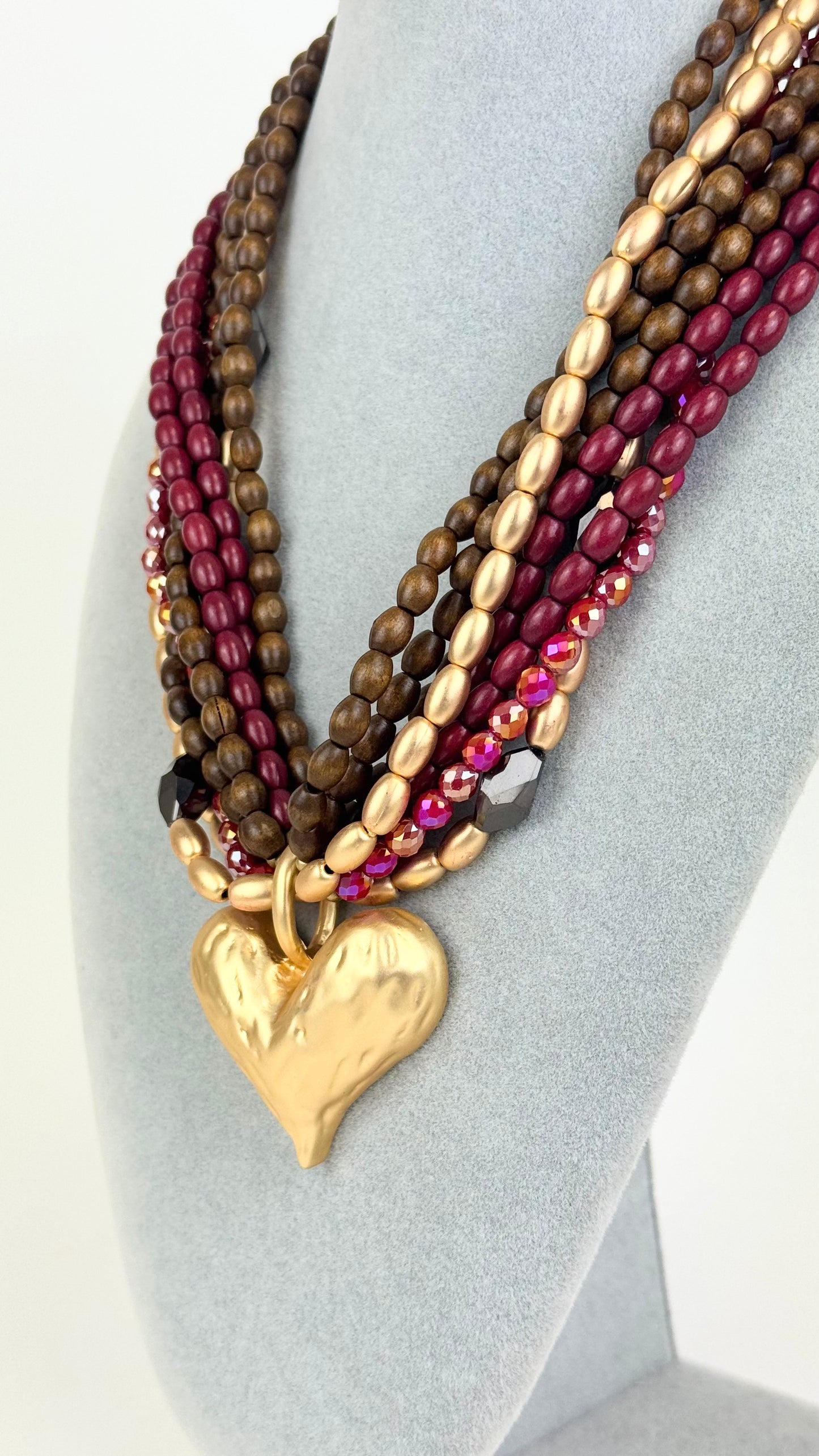 Colar missangas tons de bordeaux e coração dourado