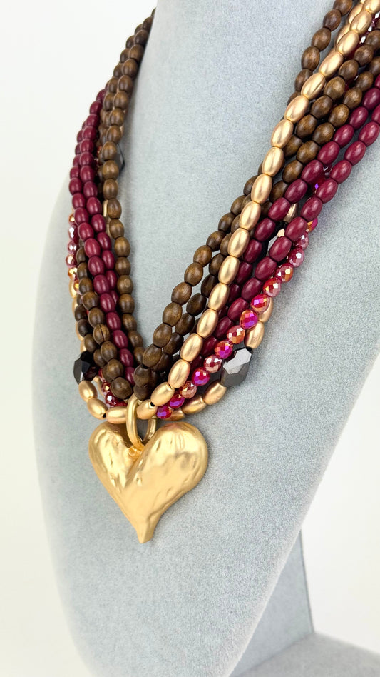 Colar missangas tons de bordeaux e coração dourado
