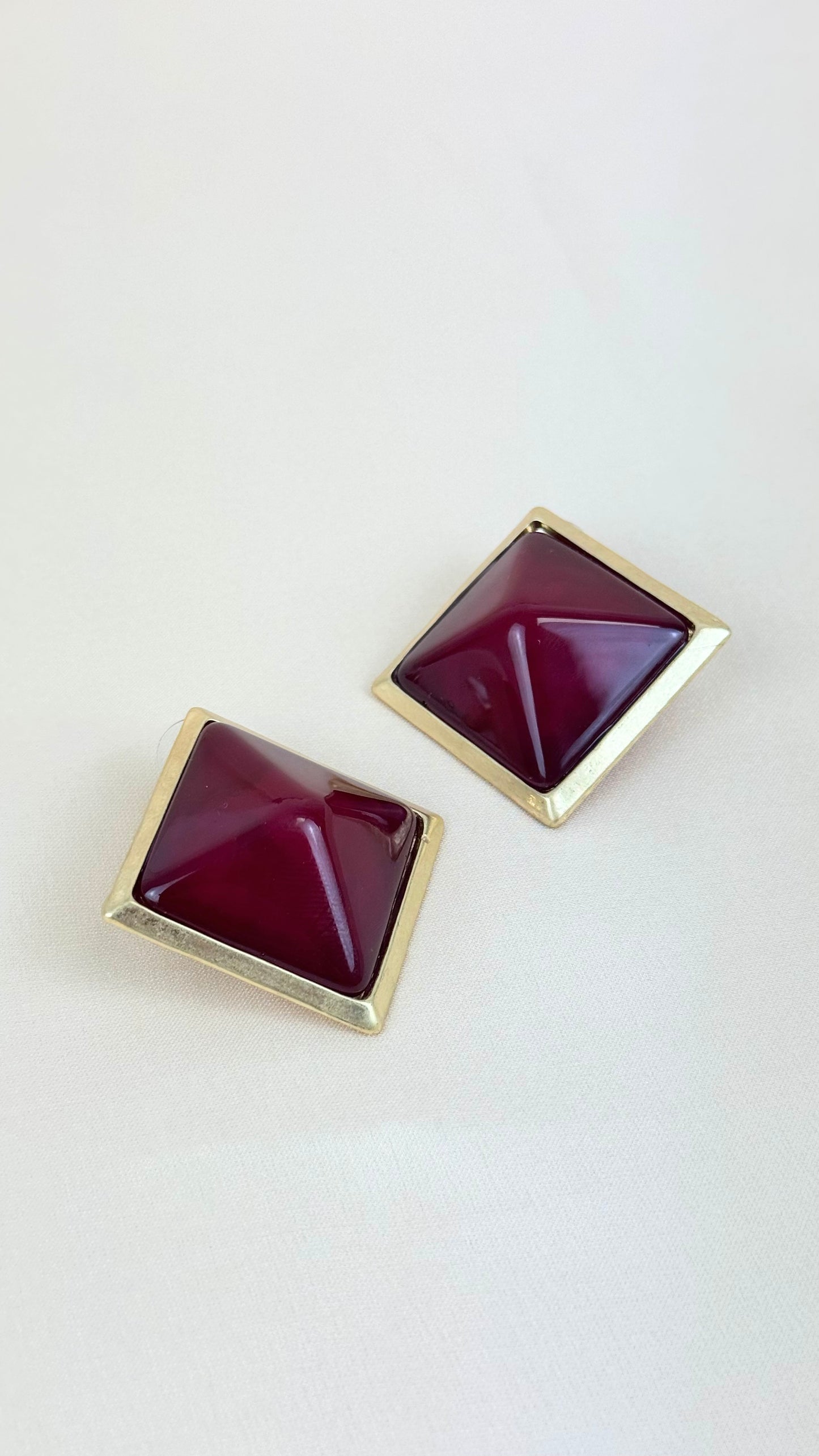 Brincos quadrados bordeaux com rebordo dourado