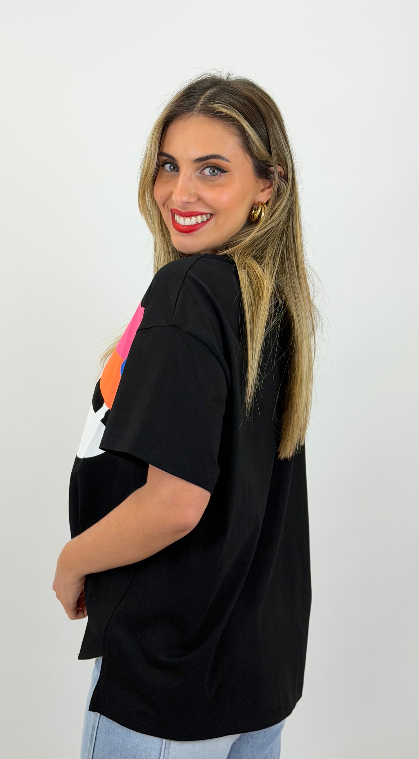 T-shirt preta com estampado colorido