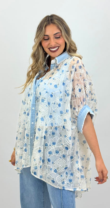 Blusa larga bordado inglês com florzinhas azuis e detalhes ganga