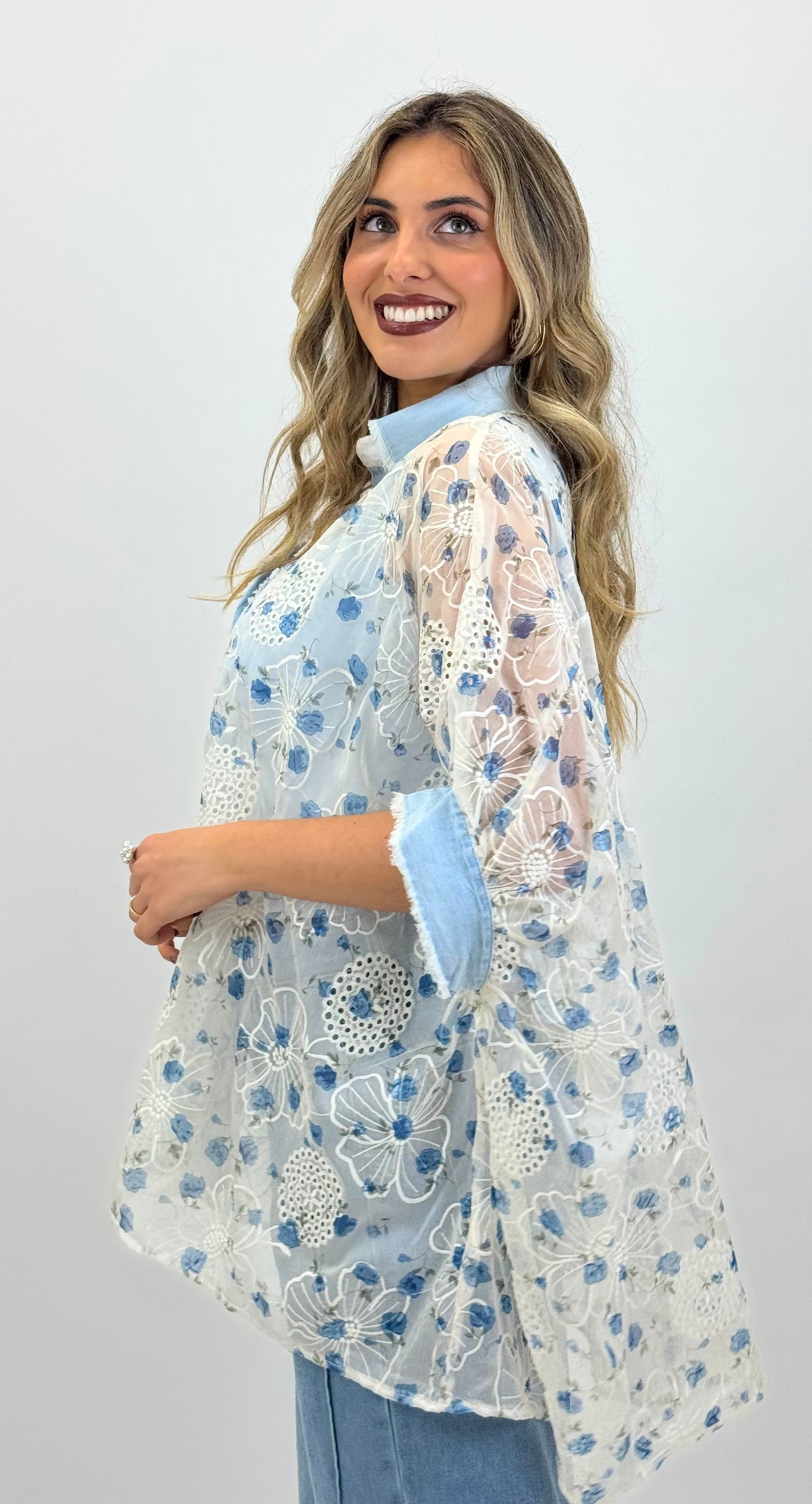 Blusa larga bordado inglês com florzinhas azuis e detalhes ganga