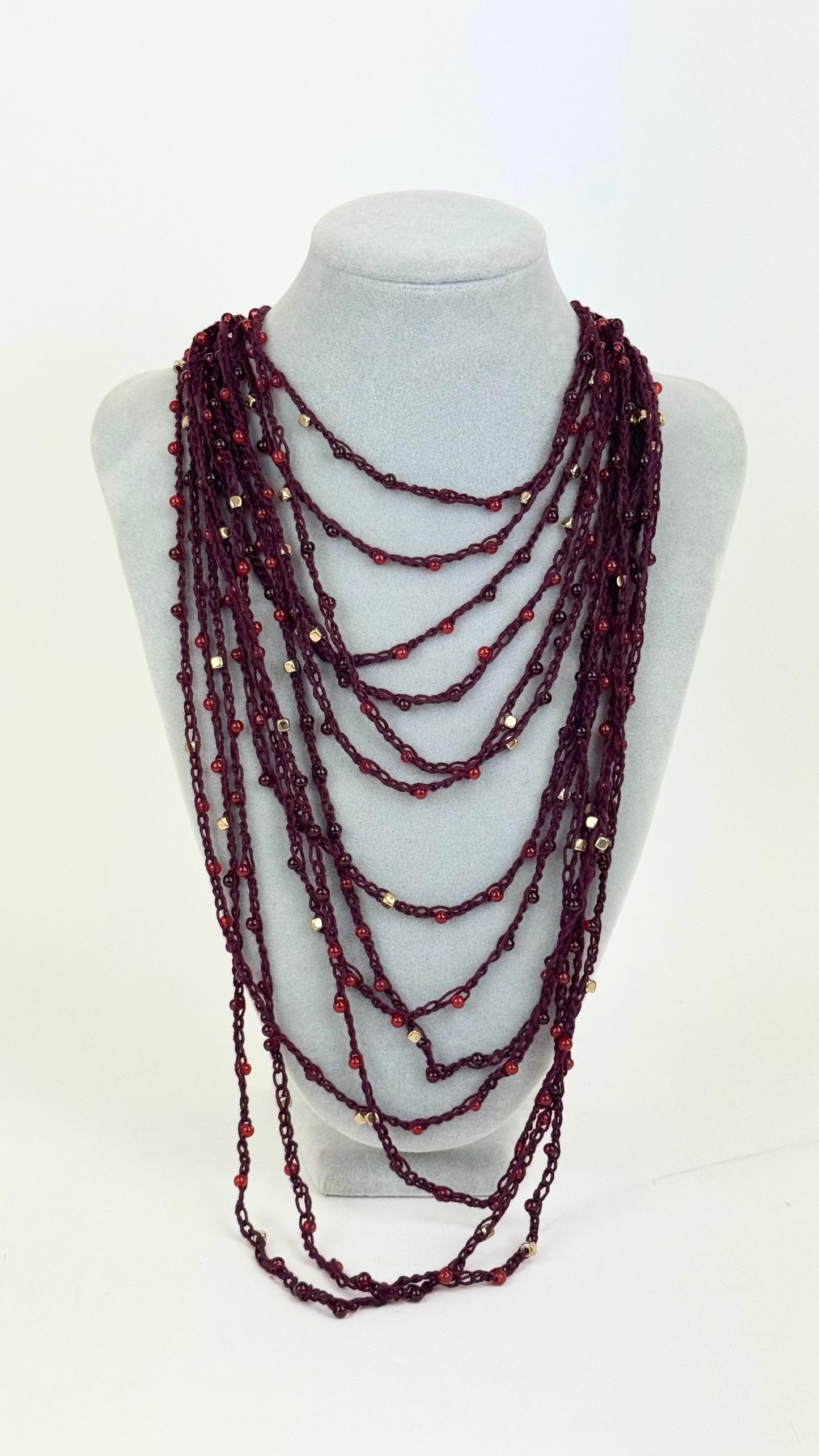 Colar fio de lã com missangas bordeaux