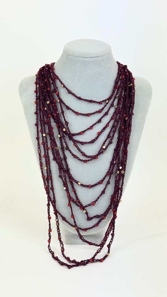 Colar fio de lã com missangas bordeaux