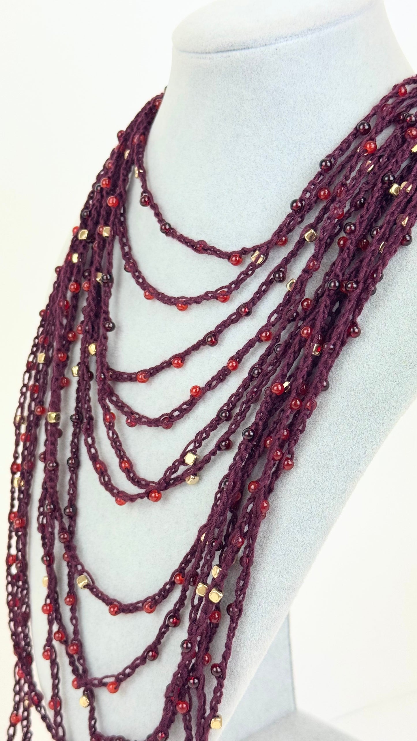 Colar fio de lã com missangas bordeaux