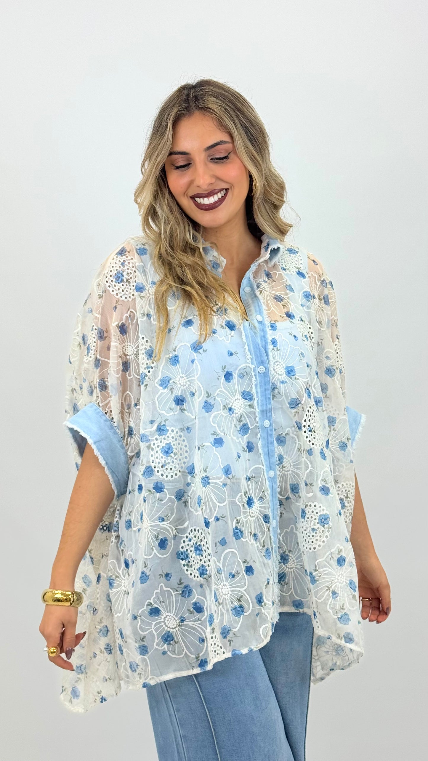 Blusa larga bordado inglês com florzinhas azuis e detalhes ganga
