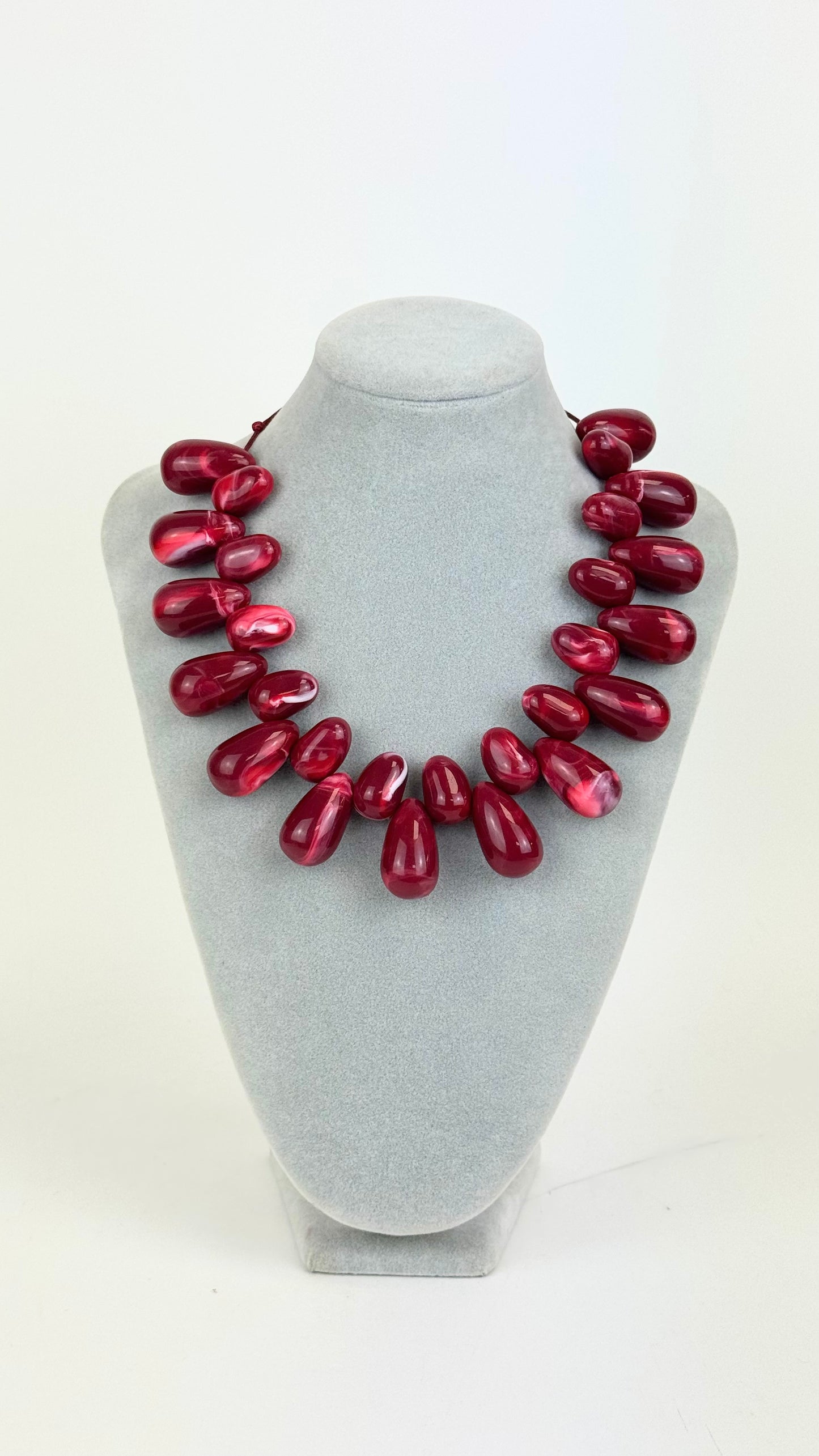 Colar gotas acrílico bordeaux/avermelhado