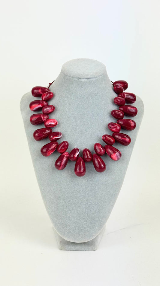 Colar gotas acrílico bordeaux/avermelhado