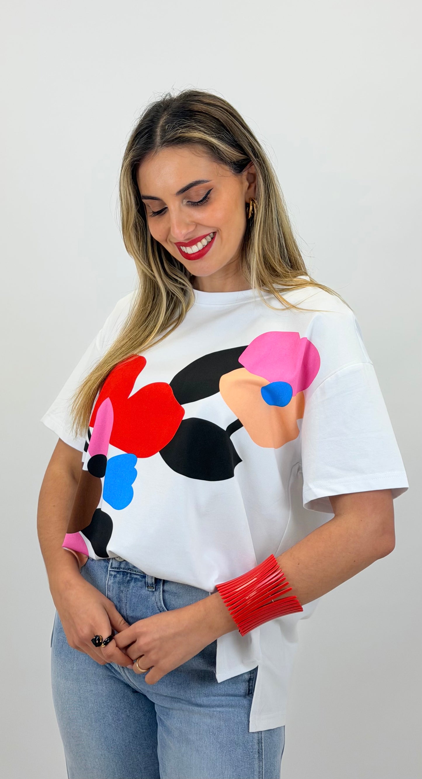 T-shirt branca com estampado colorido
