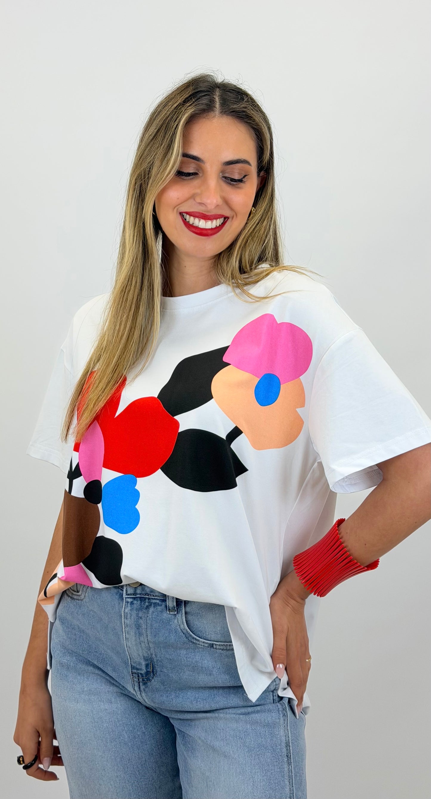 T-shirt branca com estampado colorido