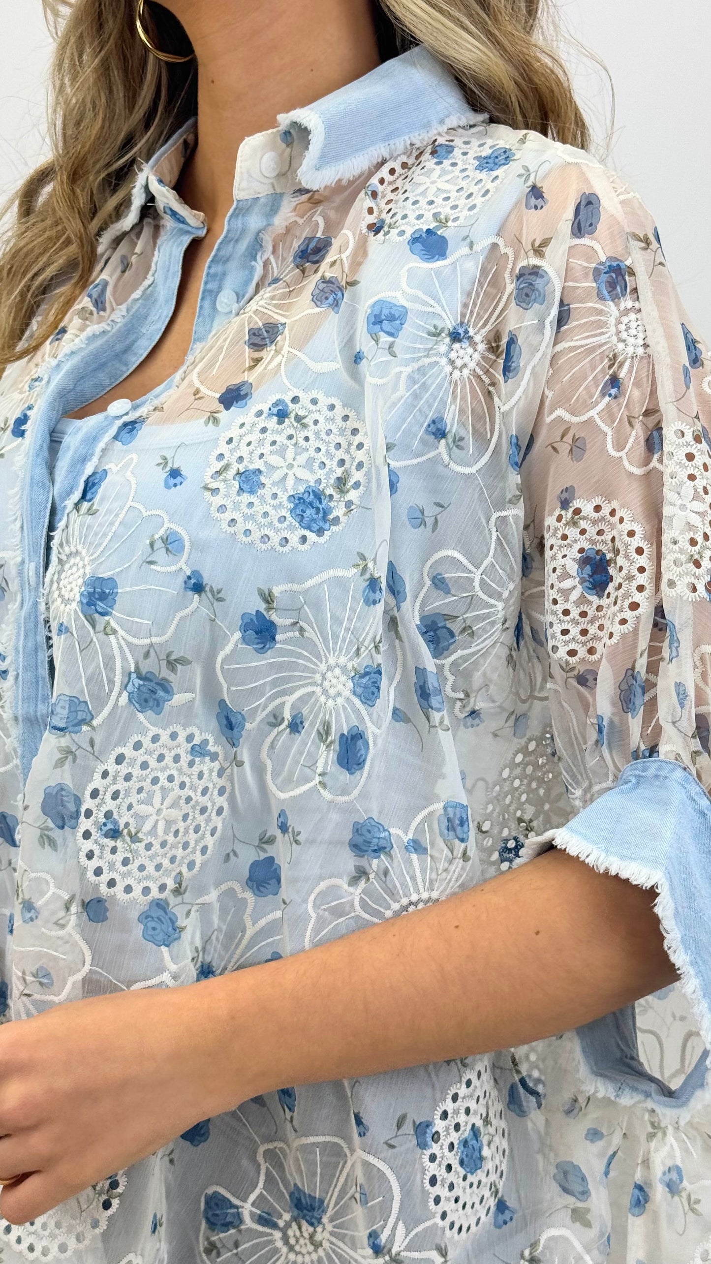 Blusa larga bordado inglês com florzinhas azuis e detalhes ganga
