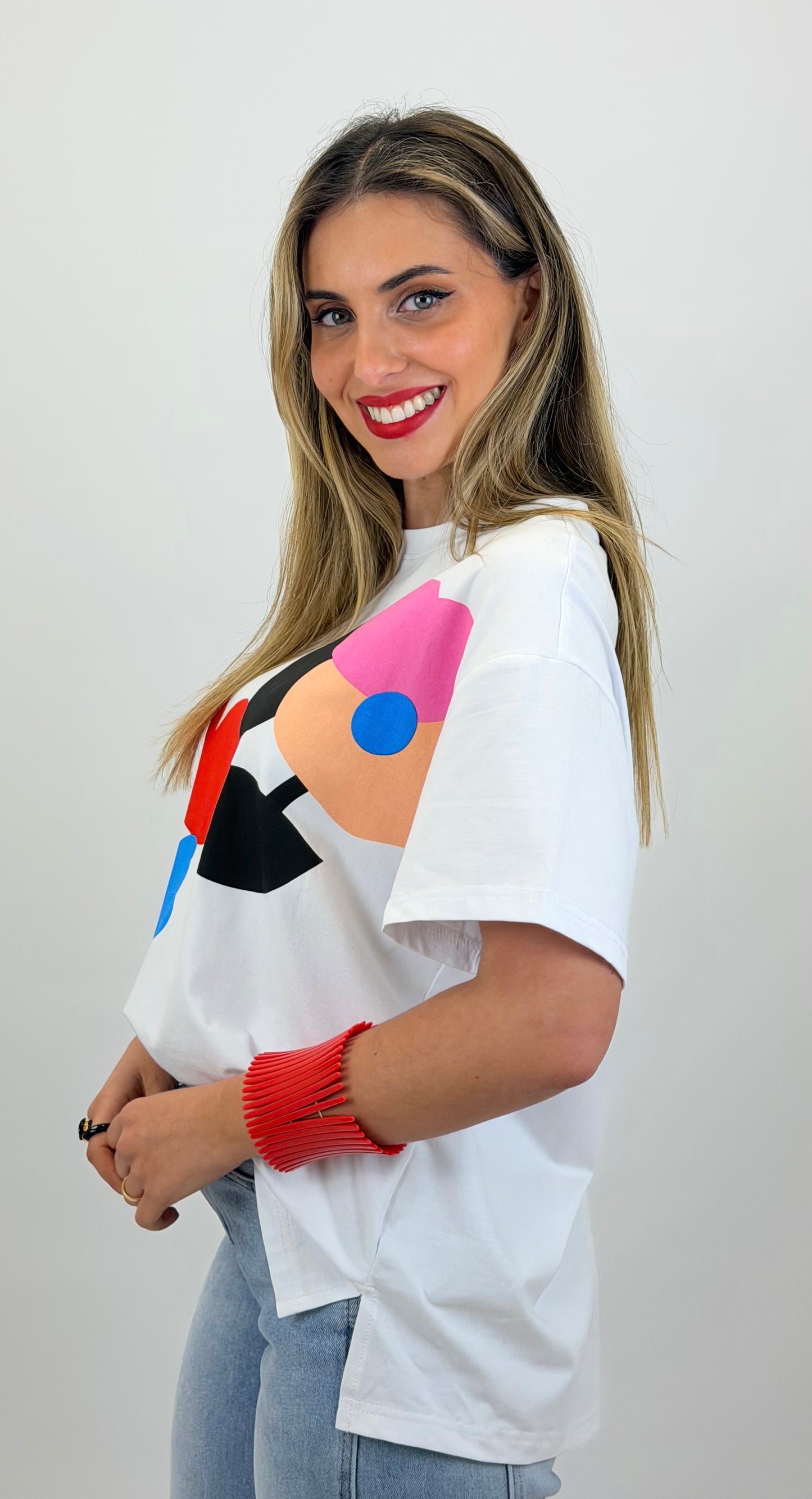 T-shirt branca com estampado colorido