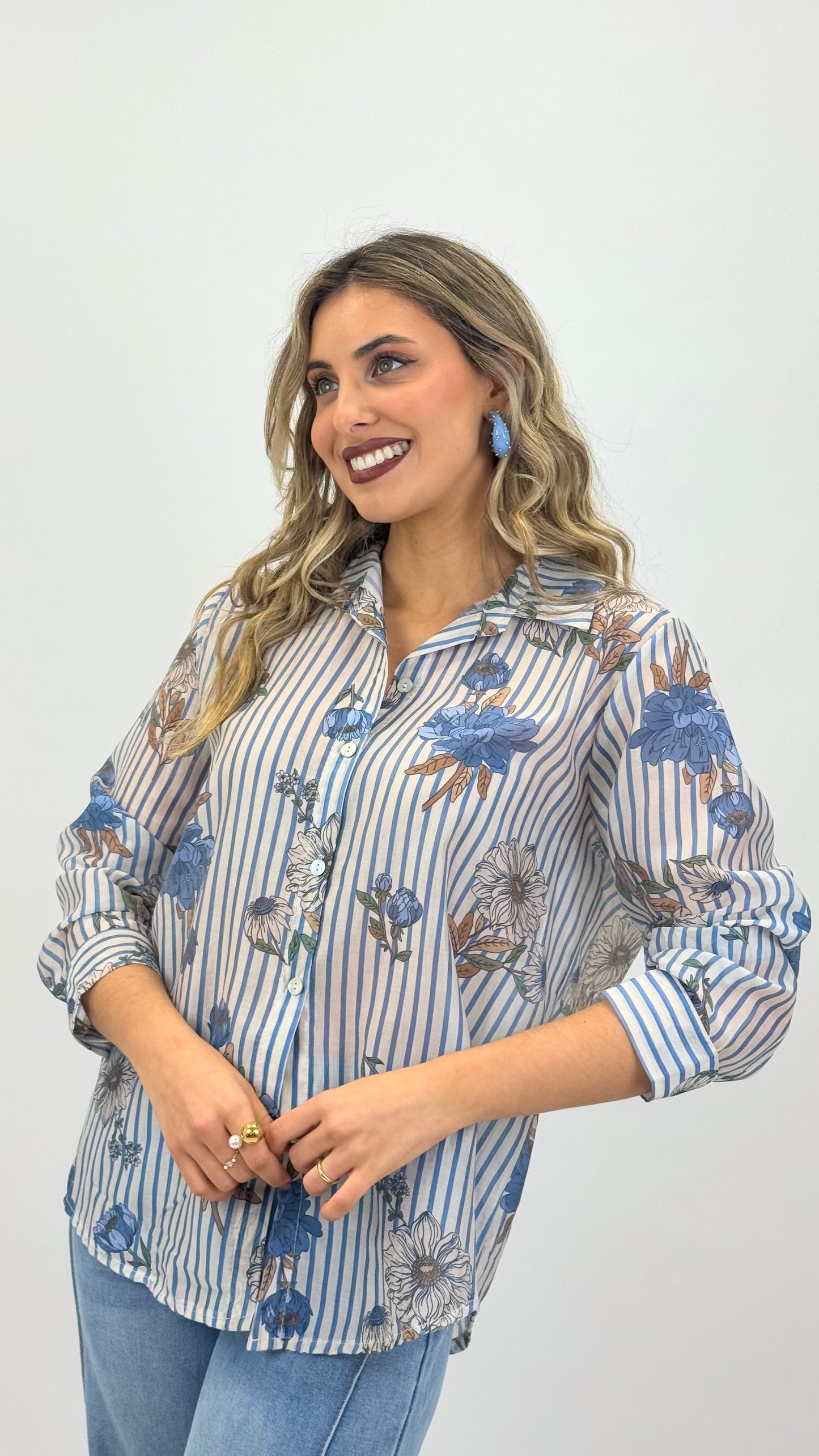 Camisa riscas azul e pérola com estampado floral