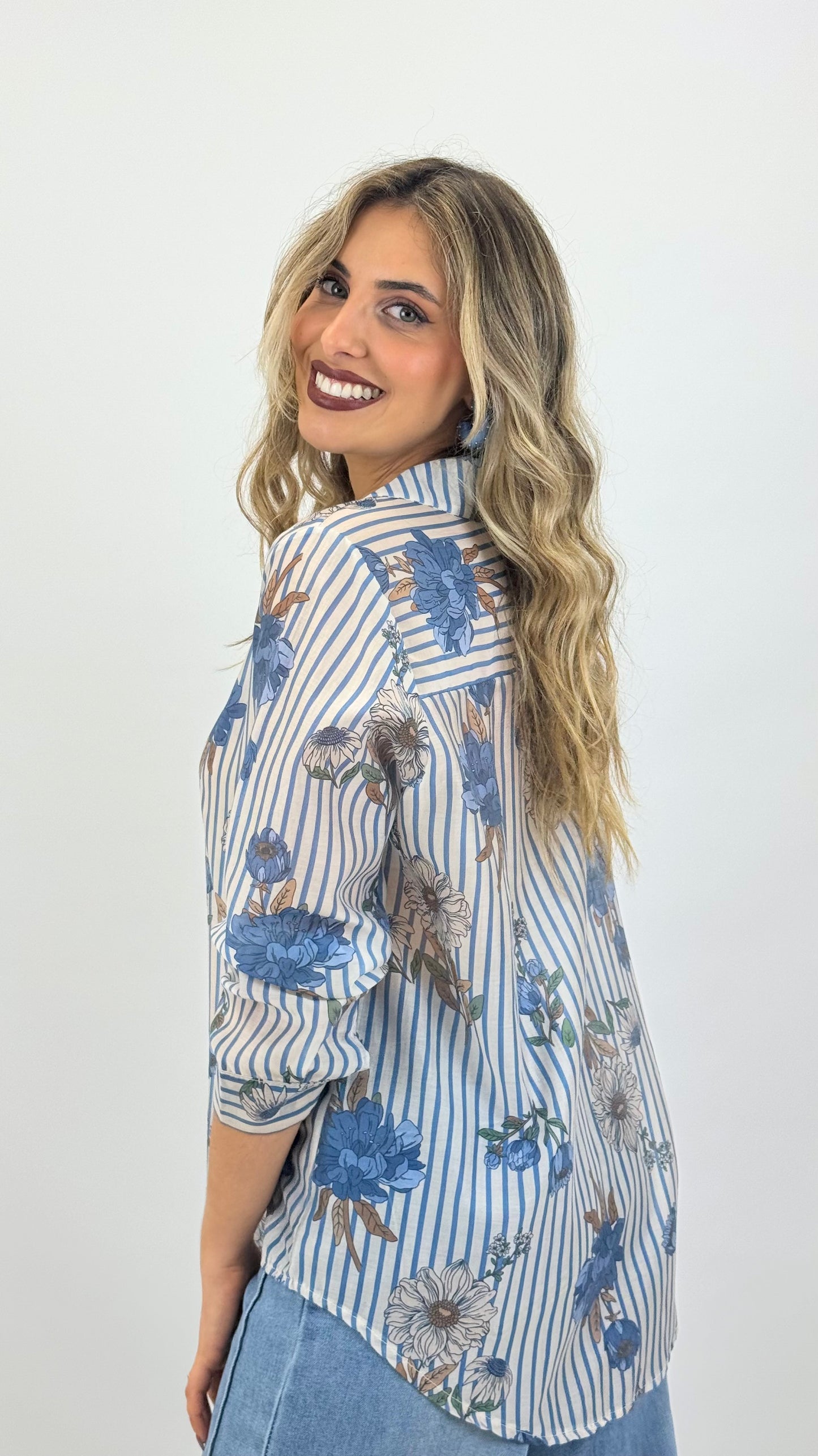 Camisa riscas azul e pérola com estampado floral