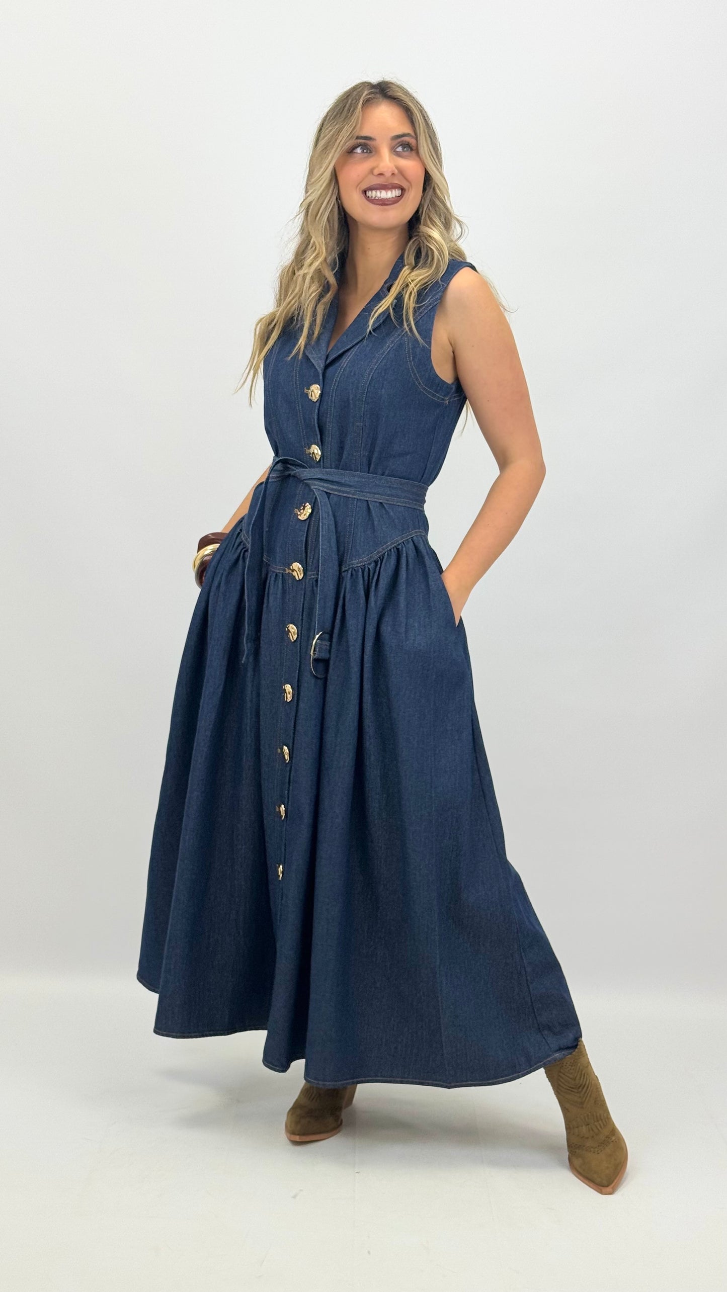 Vestido midi com botões dourados ganga-escura
