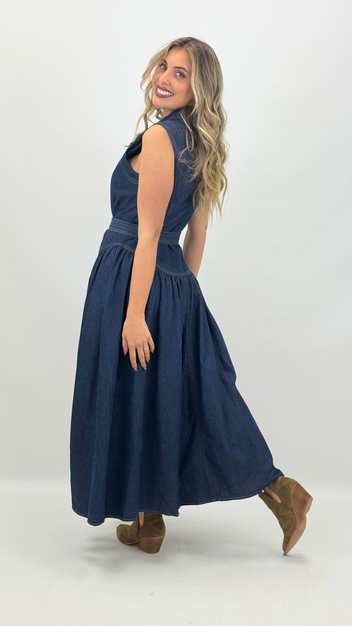 Vestido midi com botões dourados ganga-escura