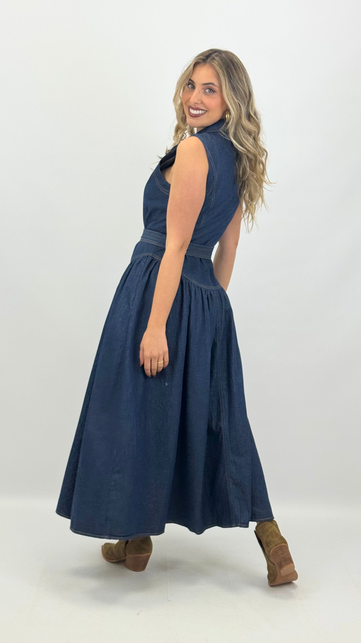 Vestido midi com botões dourados ganga-escura