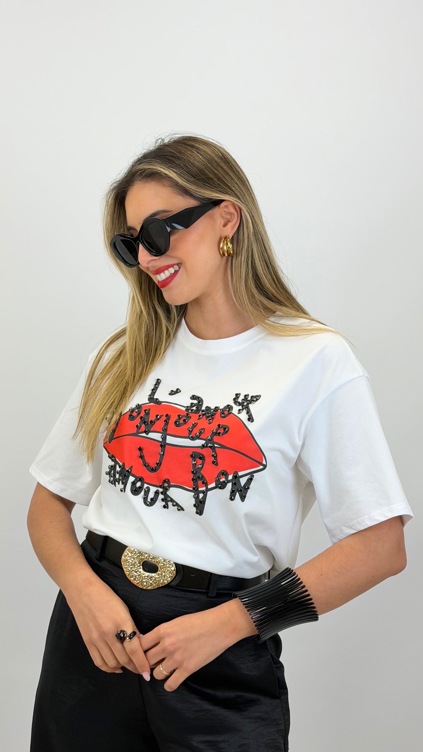 T-shirt branca com estampado lábios e brilhantes preto