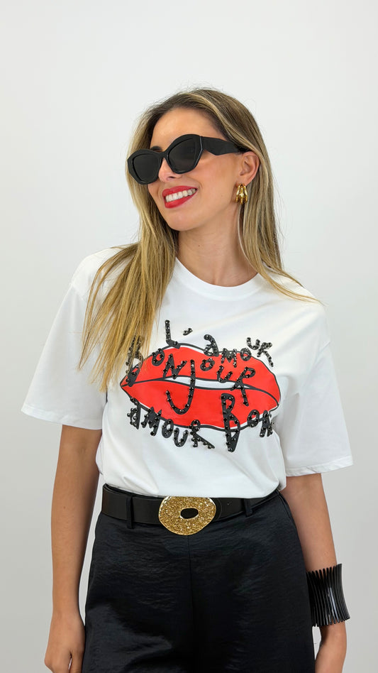 T-shirt branca com estampado lábios e brilhantes preto