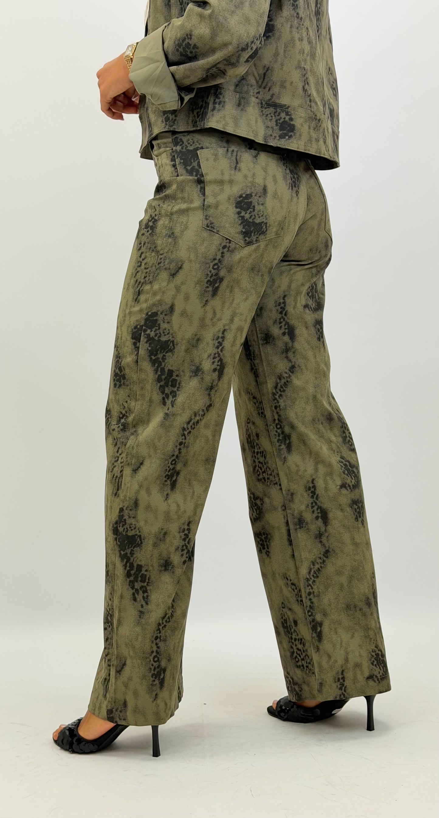 Calça elástica meia-estação camuflado tons verde