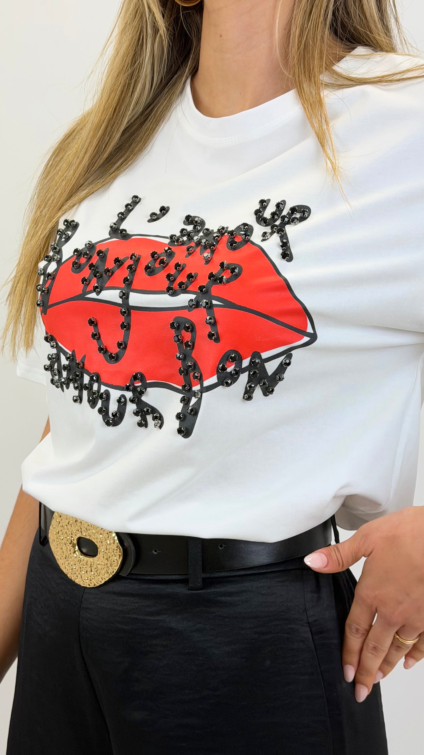 T-shirt branca com estampado lábios e brilhantes preto