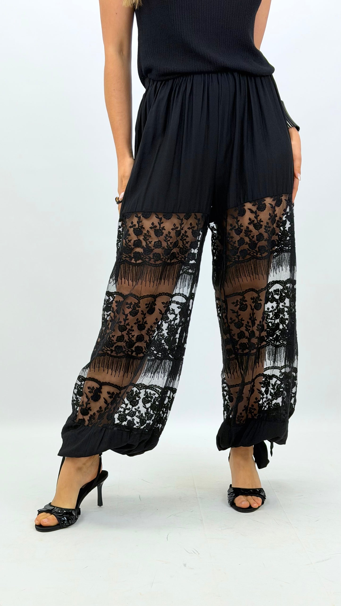 Calça preta estilo balão com tule bordado