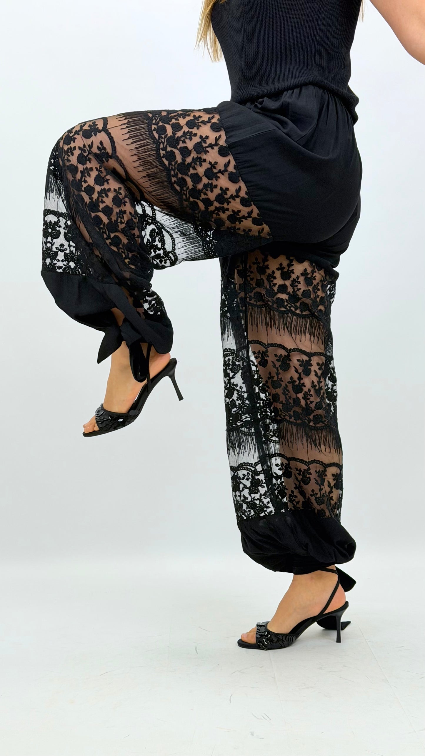 Calça preta estilo balão com tule bordado