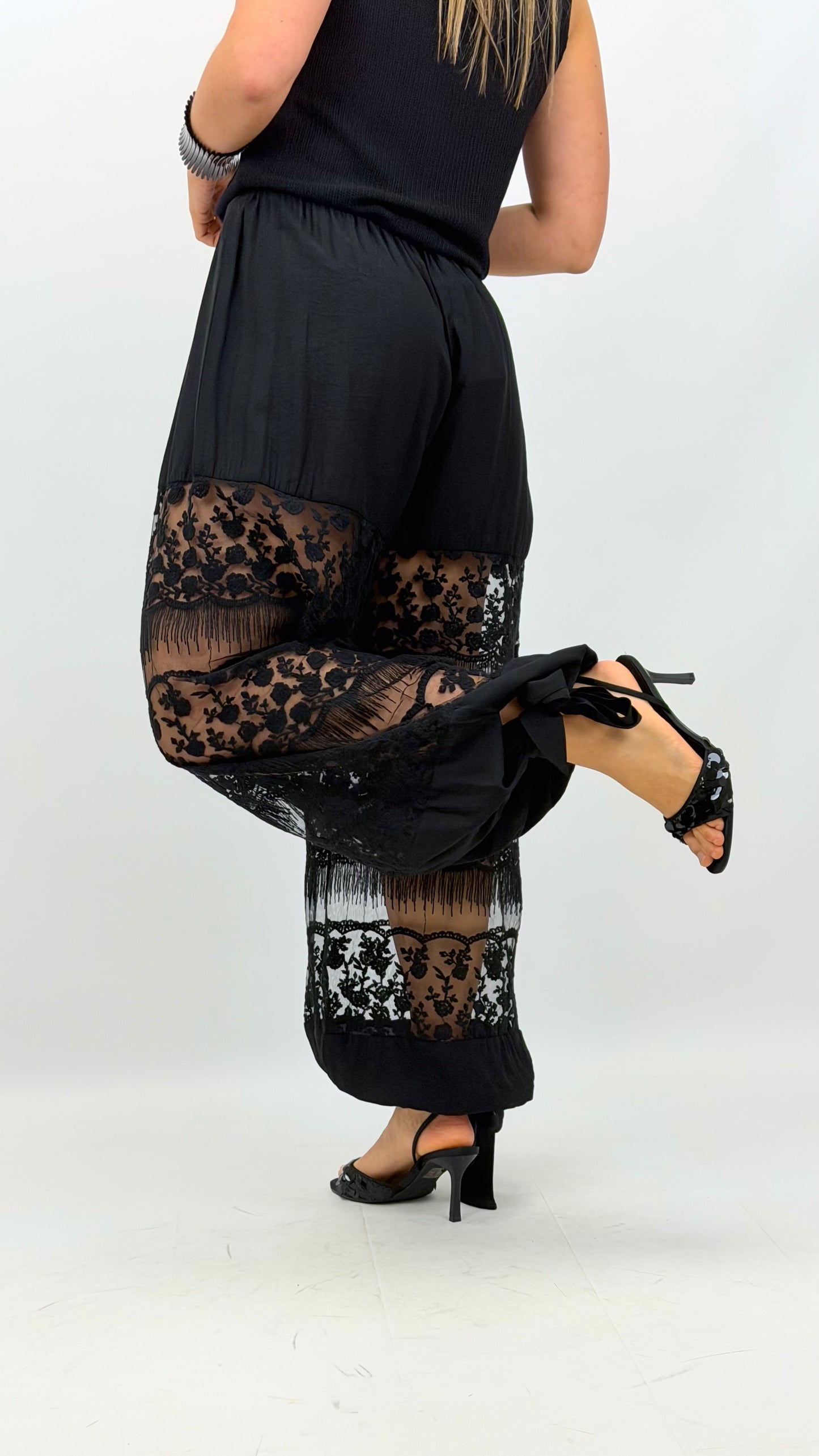 Calça preta estilo balão com tule bordado