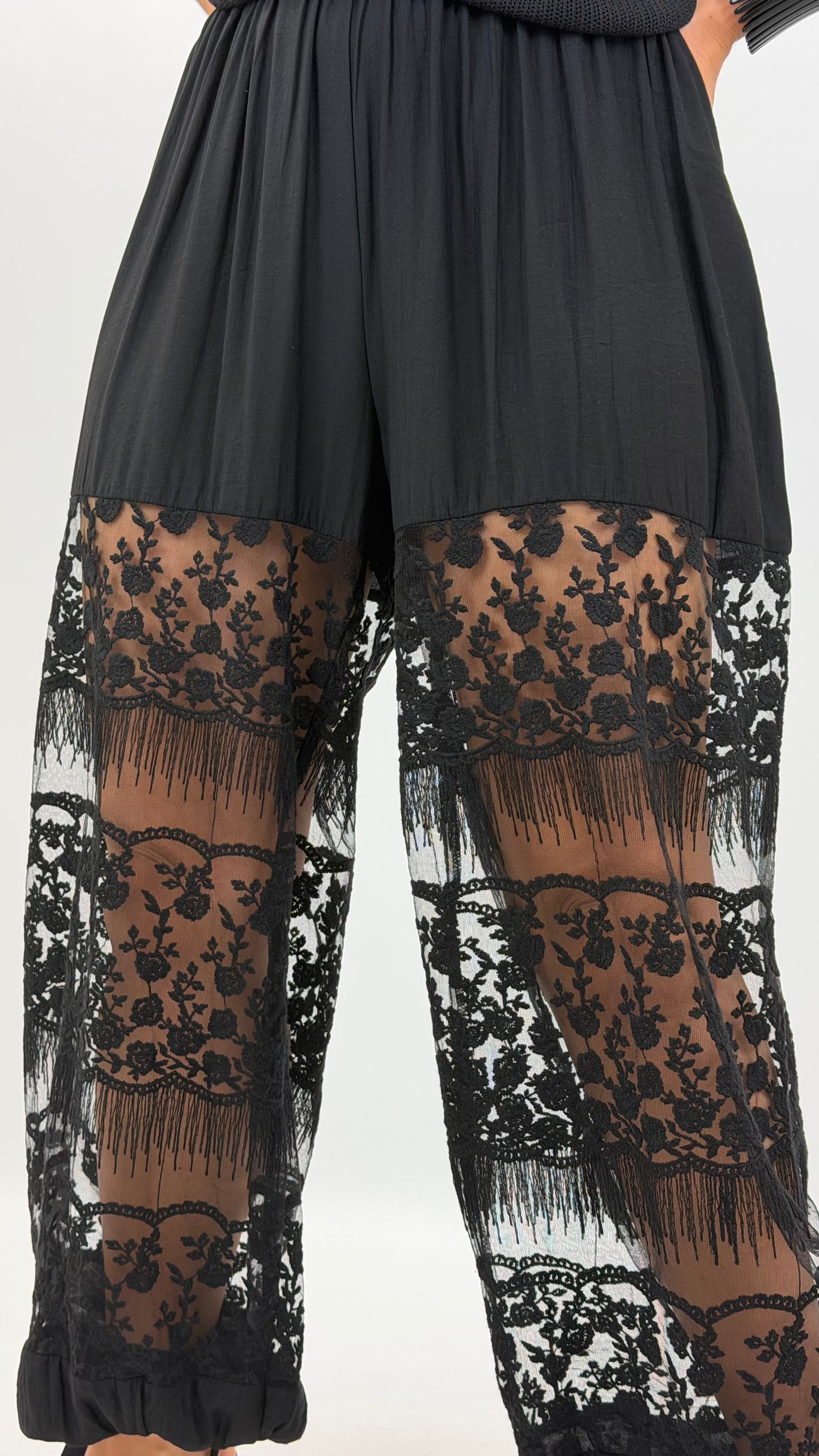 Calça preta estilo balão com tule bordado