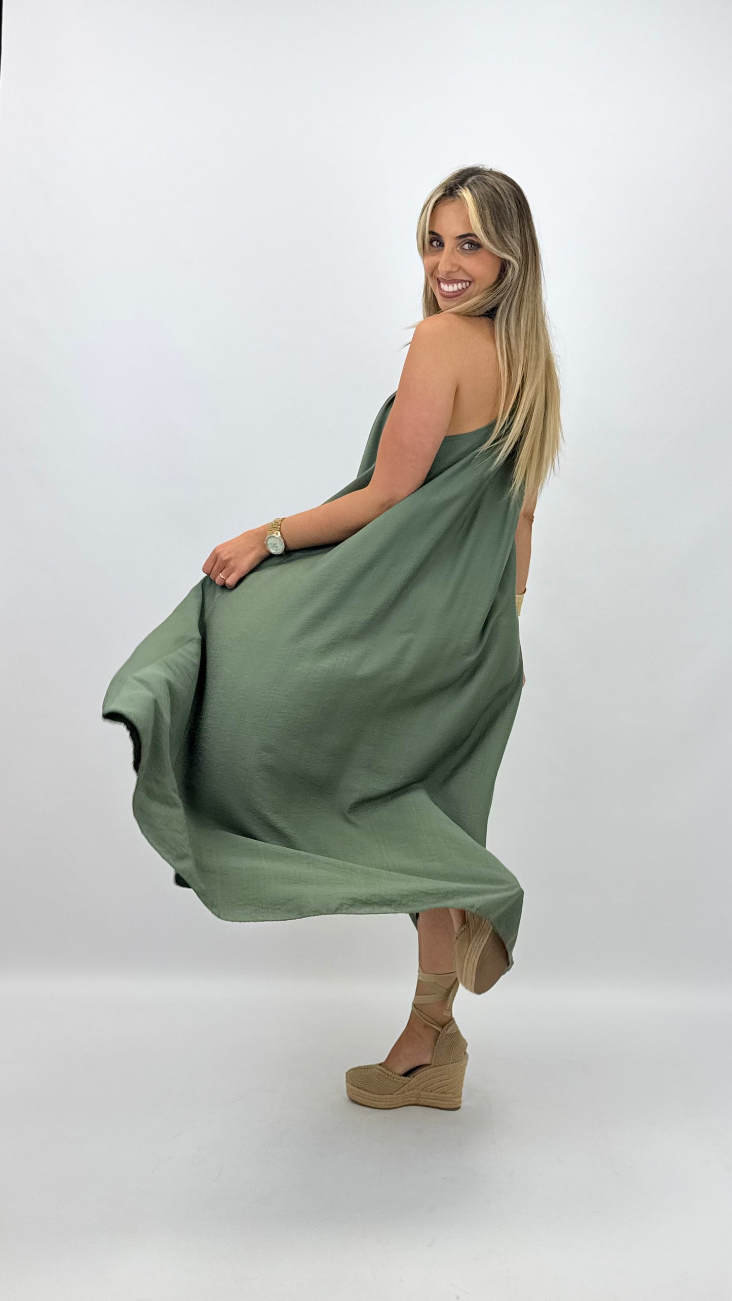 Vestido verde-tropa com aplicações dourado