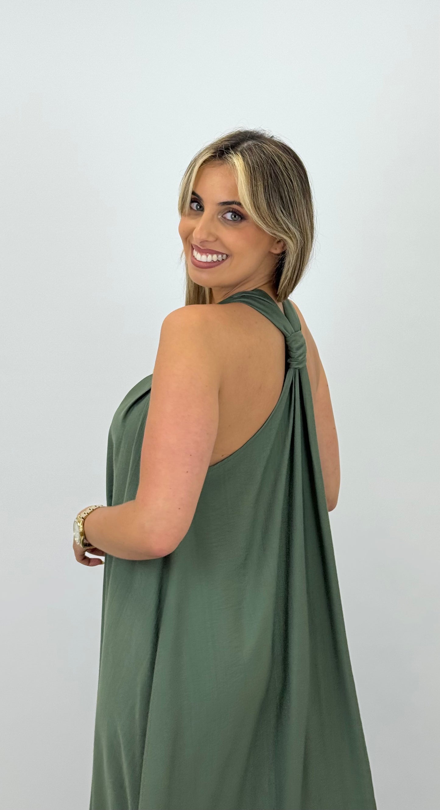 Vestido verde-tropa com aplicações dourado