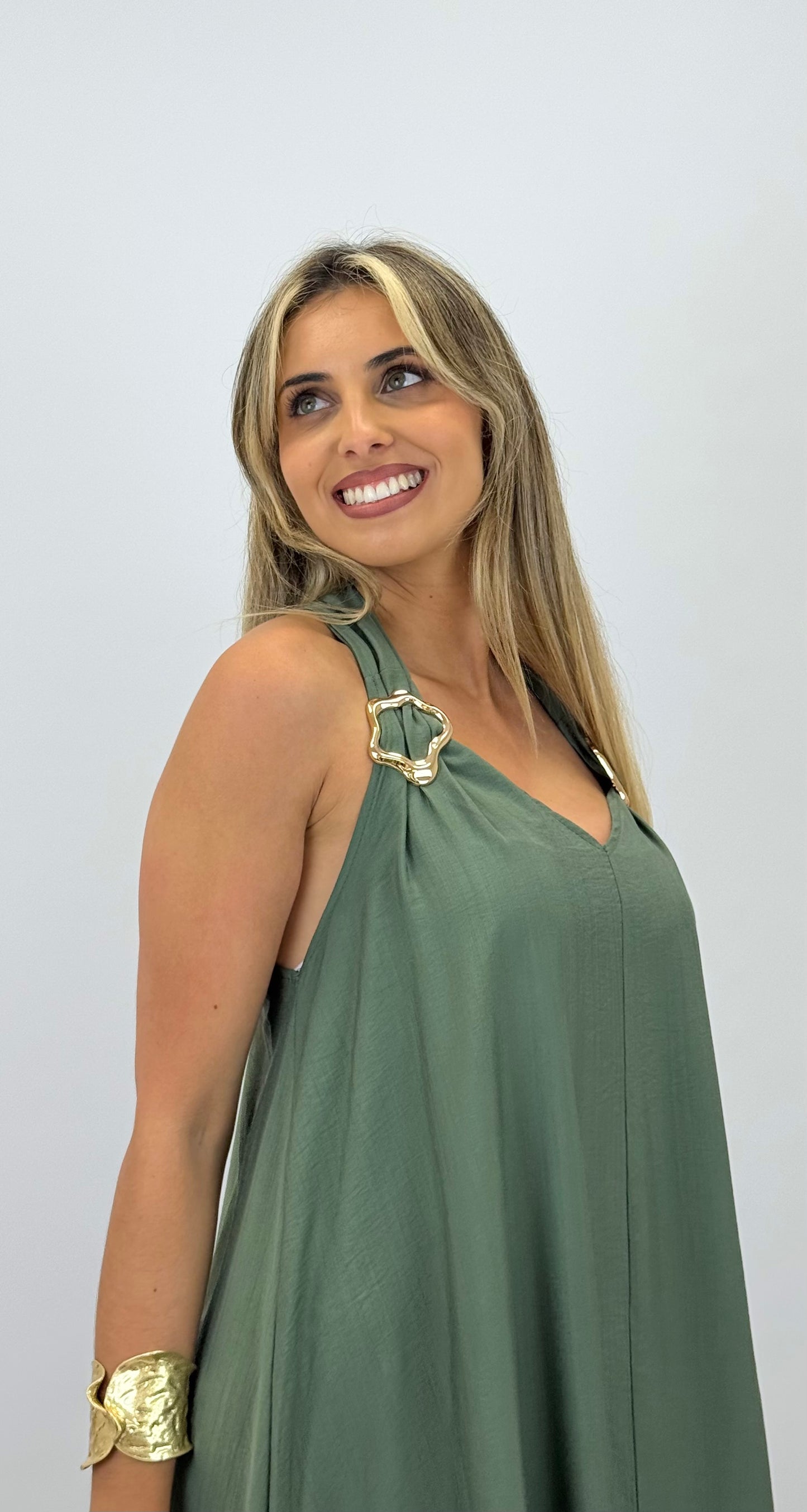 Vestido verde-tropa com aplicações dourado