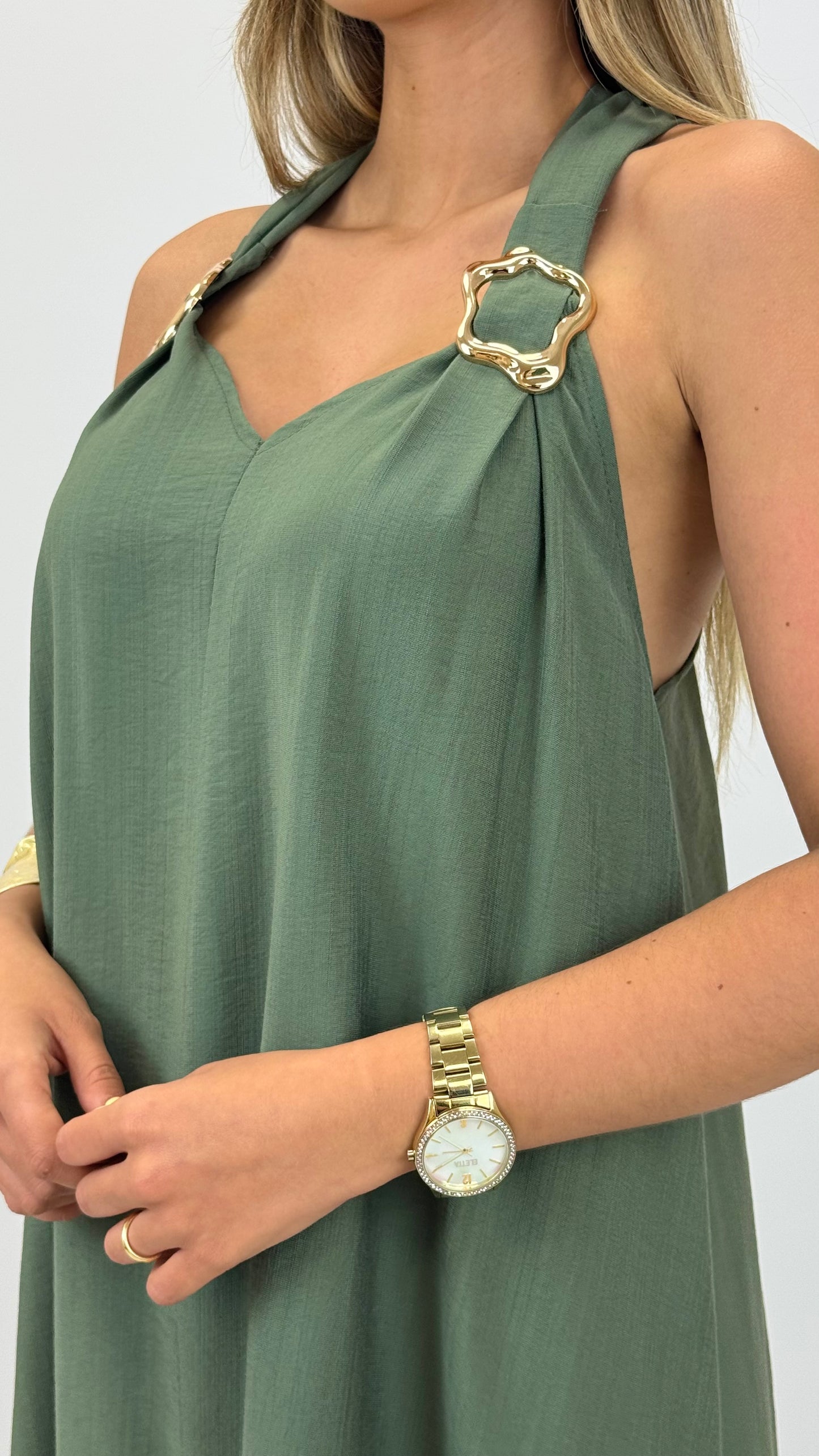 Vestido verde-tropa com aplicações dourado