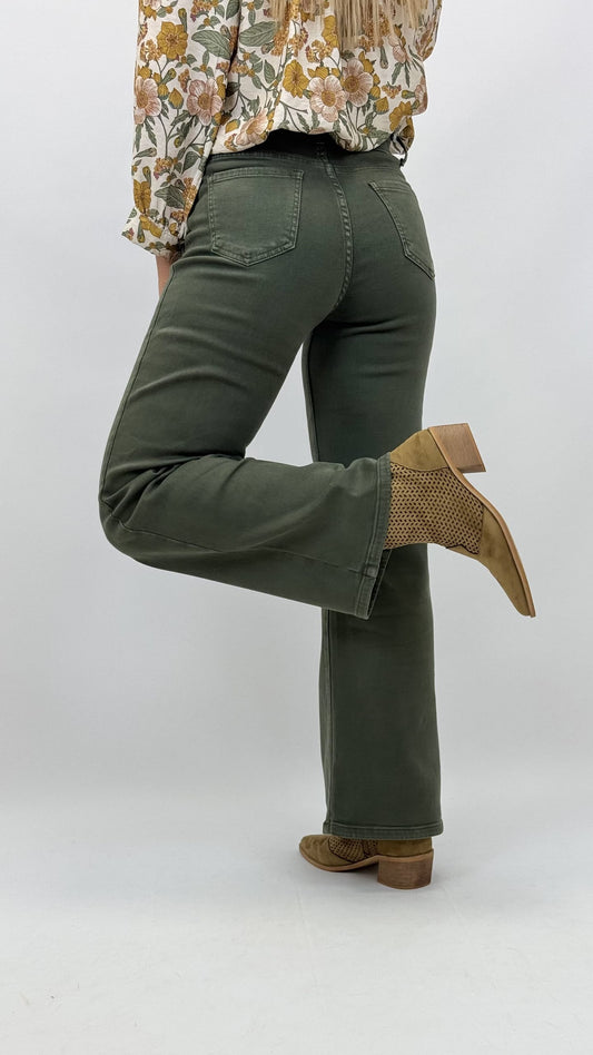 Calça com bolsos na frente e botões dourados verde