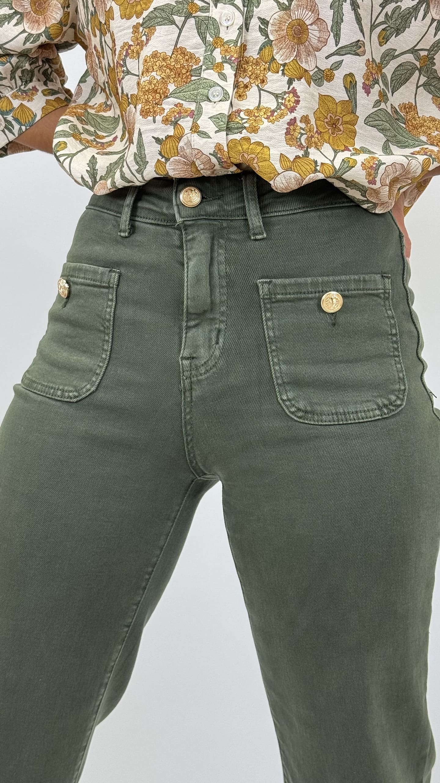 Calça com bolsos na frente e botões dourados verde