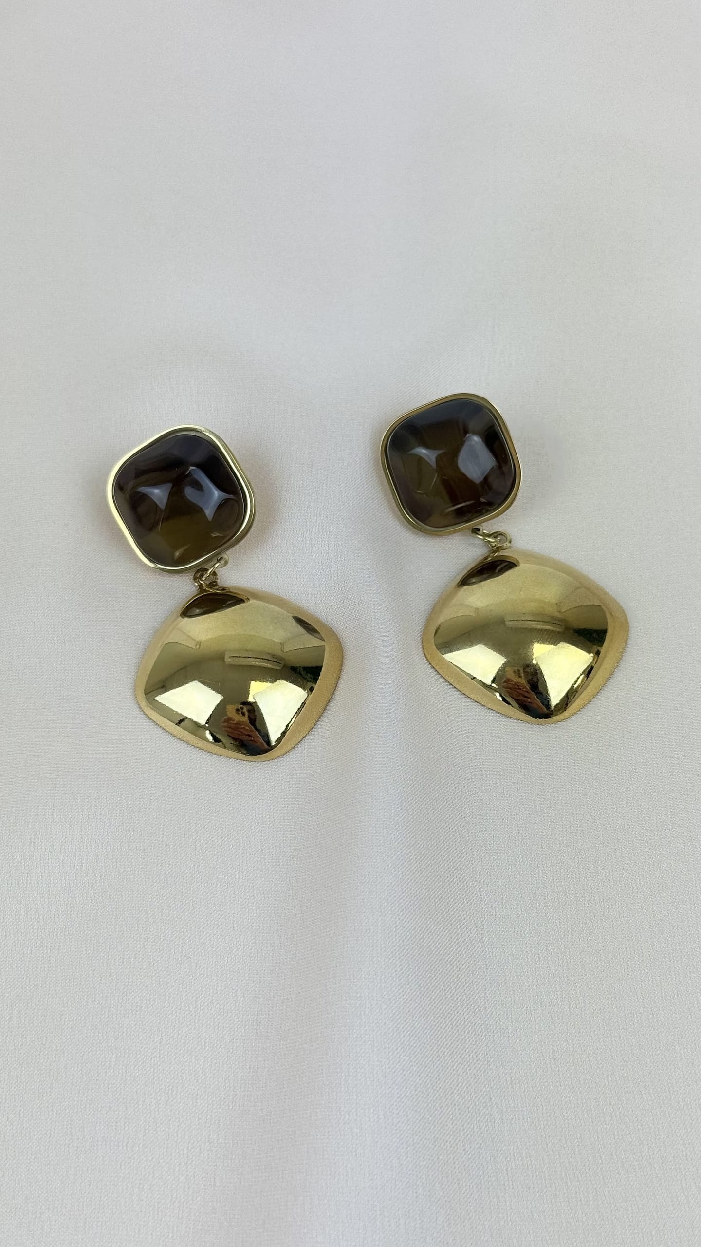 Brincos aço dourado e castanho mel