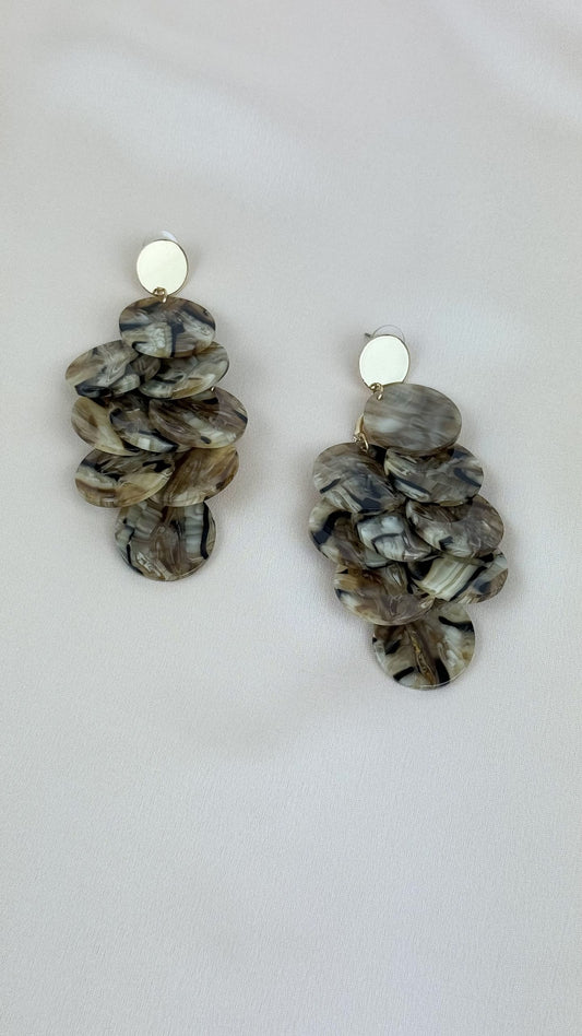 Brincos medalhas em acrílico tons castanho