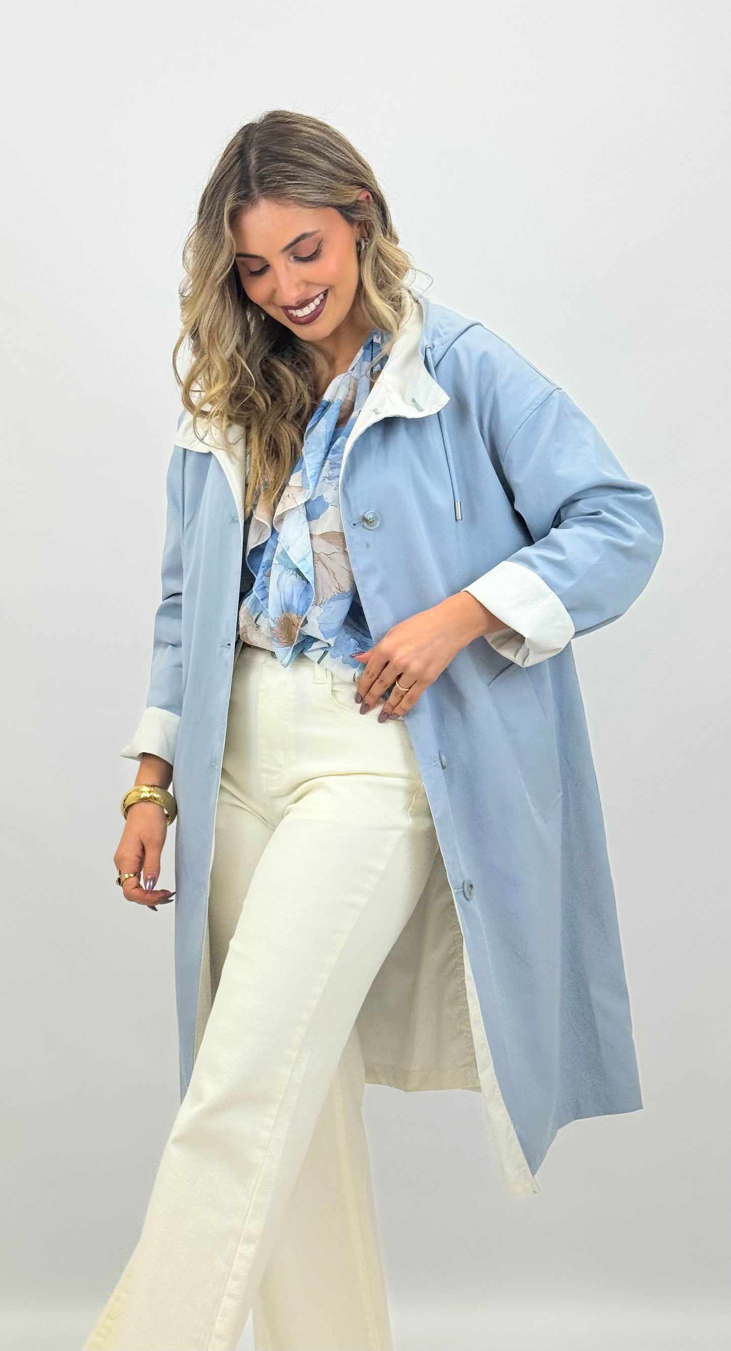 Parka comprida reversível azul-bebé e branco