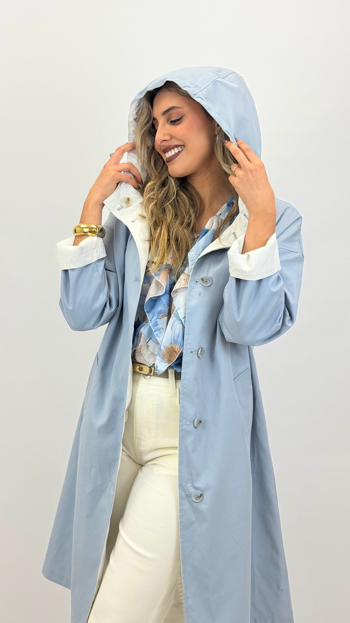 Parka comprida reversível azul-bebé e branco