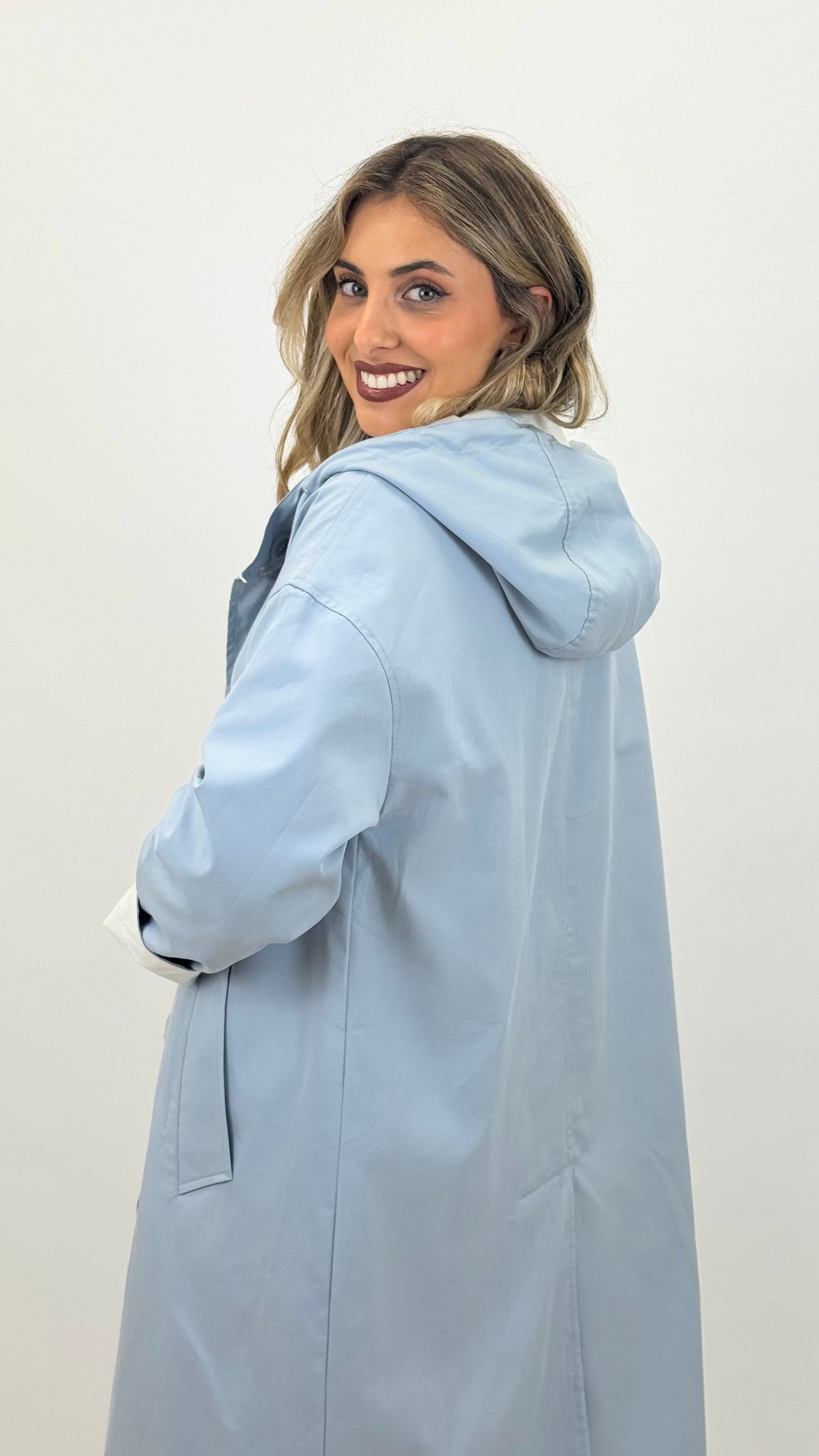 Parka comprida reversível azul-bebé e branco