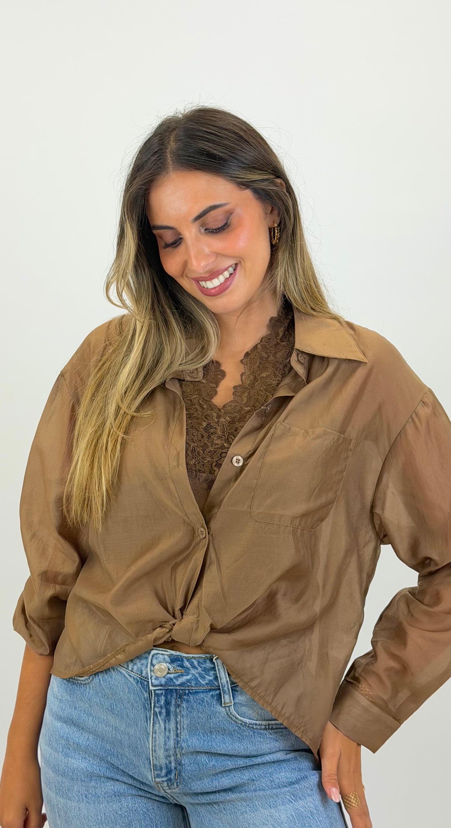 Blusa camel com top interior rendado