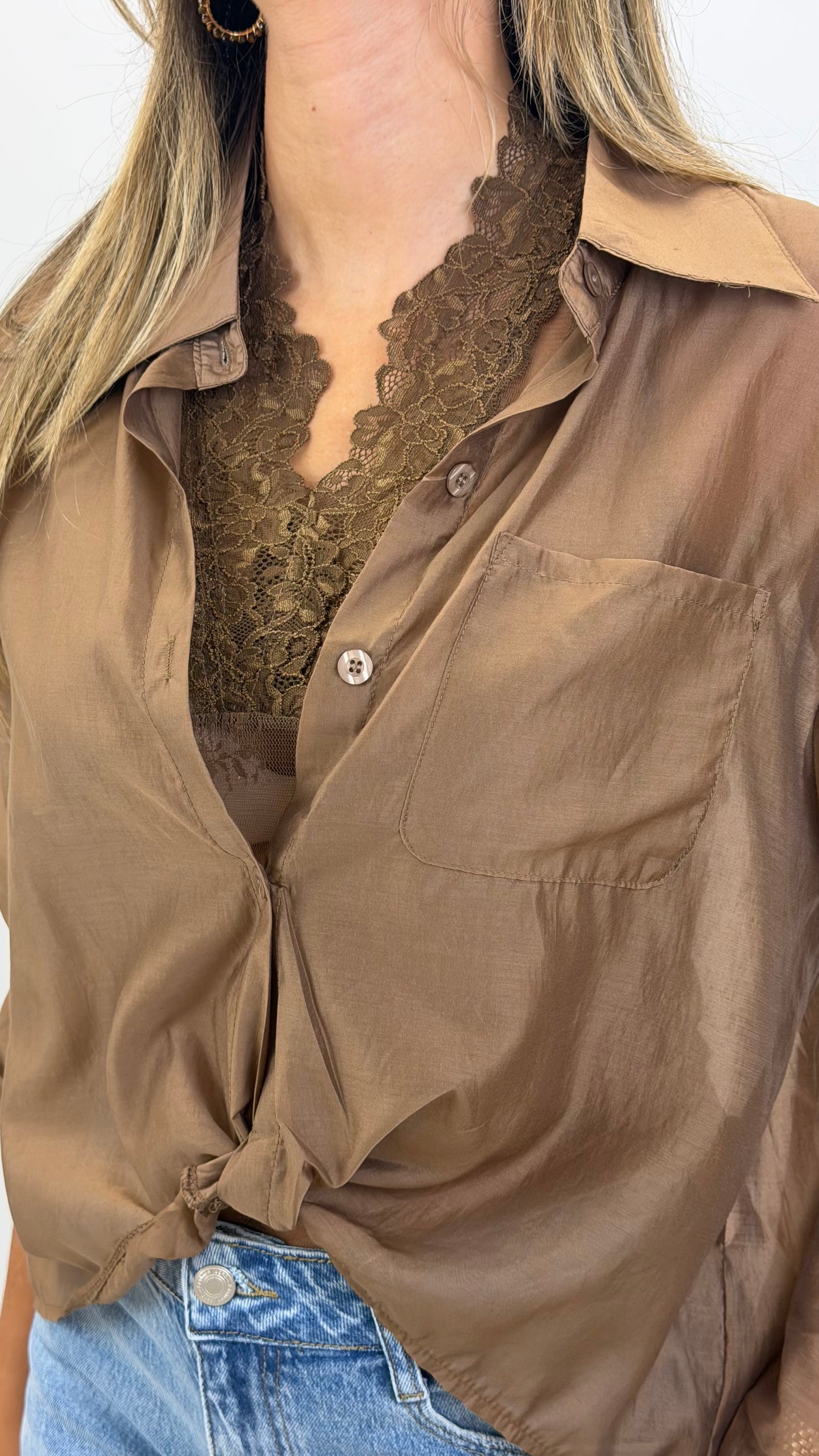 Blusa camel com top interior rendado