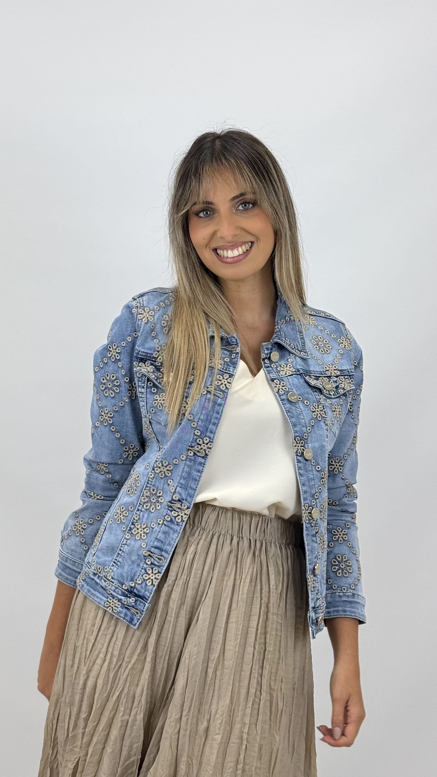 Blusão de ganga com bordados bege