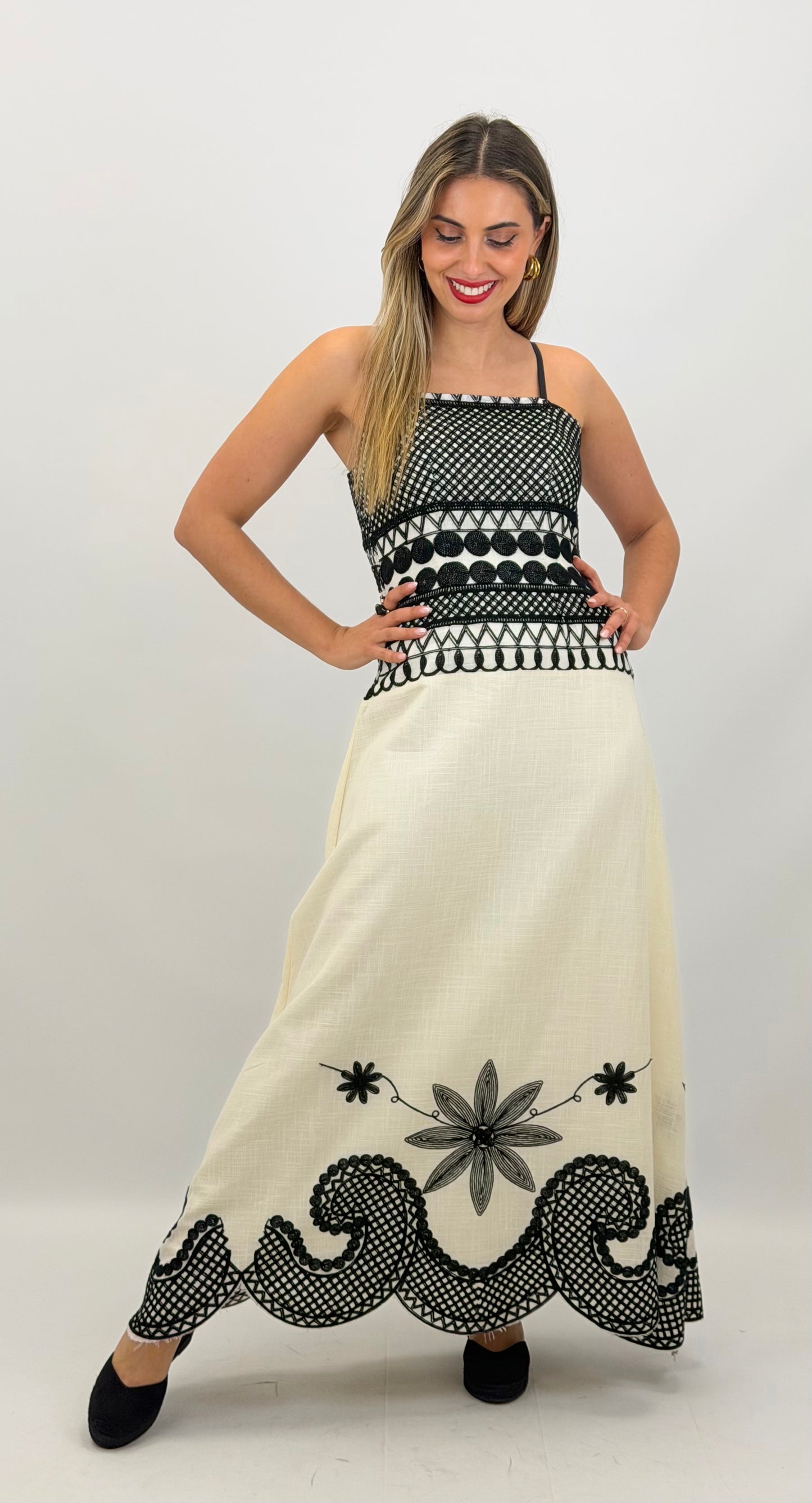 Vestido alças pérola com bordado preto