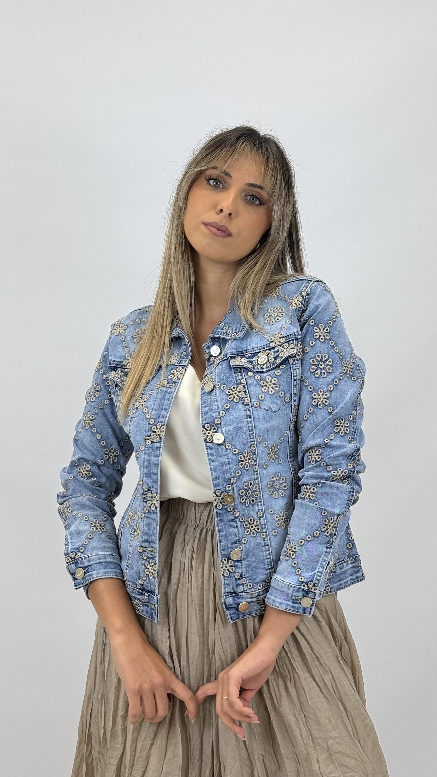 Blusão de ganga com bordados bege