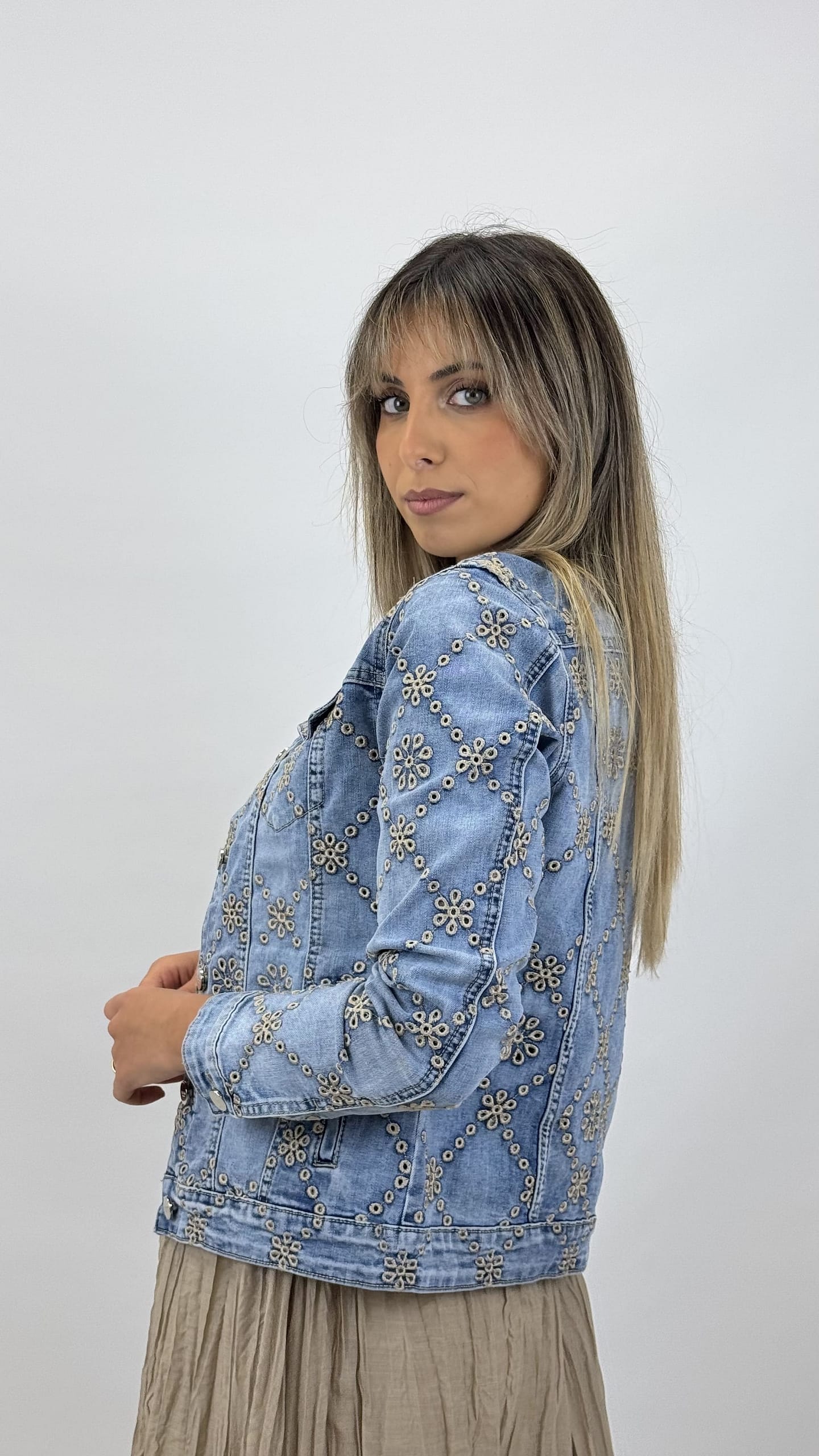 Blusão de ganga com bordados bege