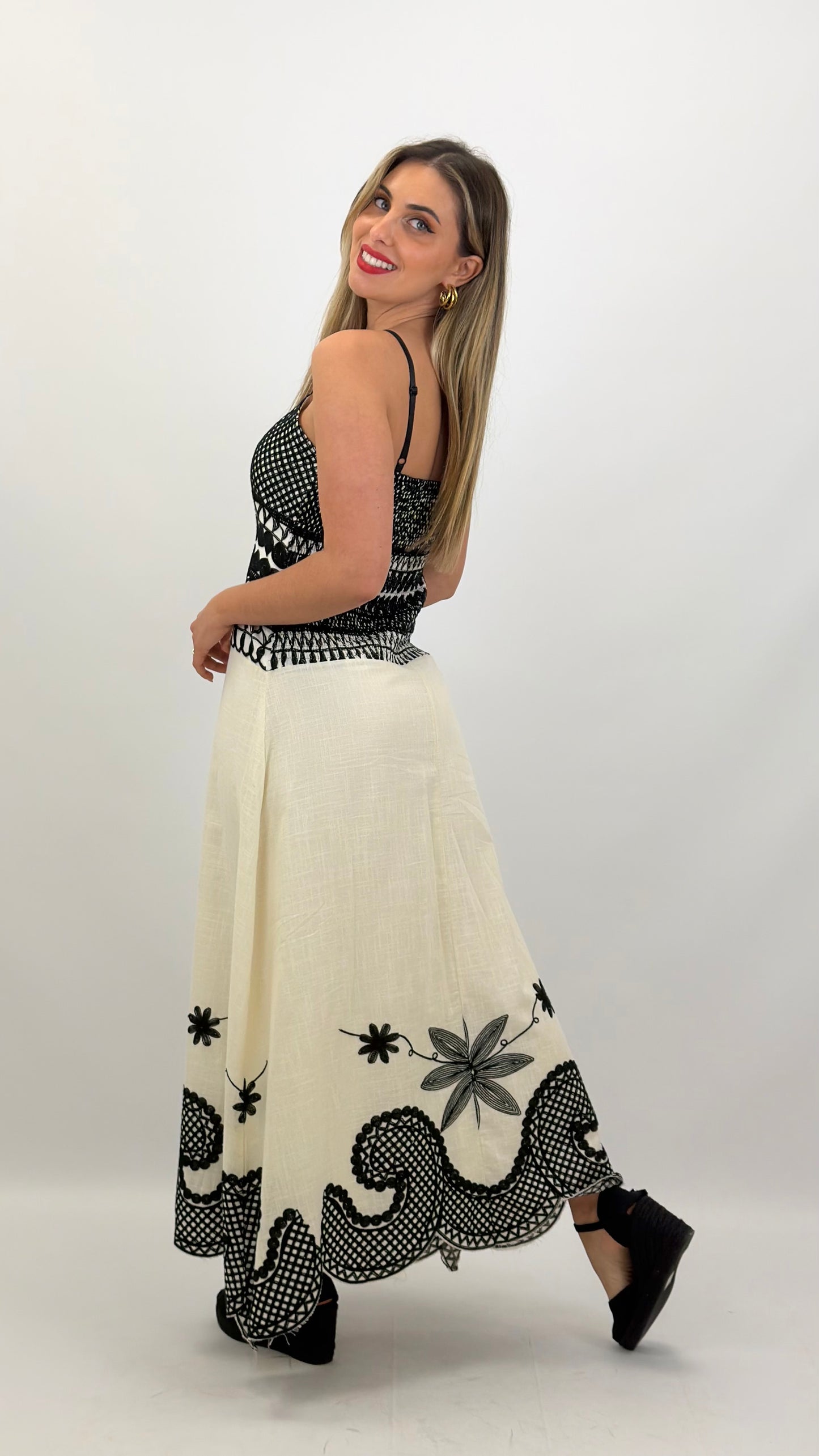 Vestido alças pérola com bordado preto