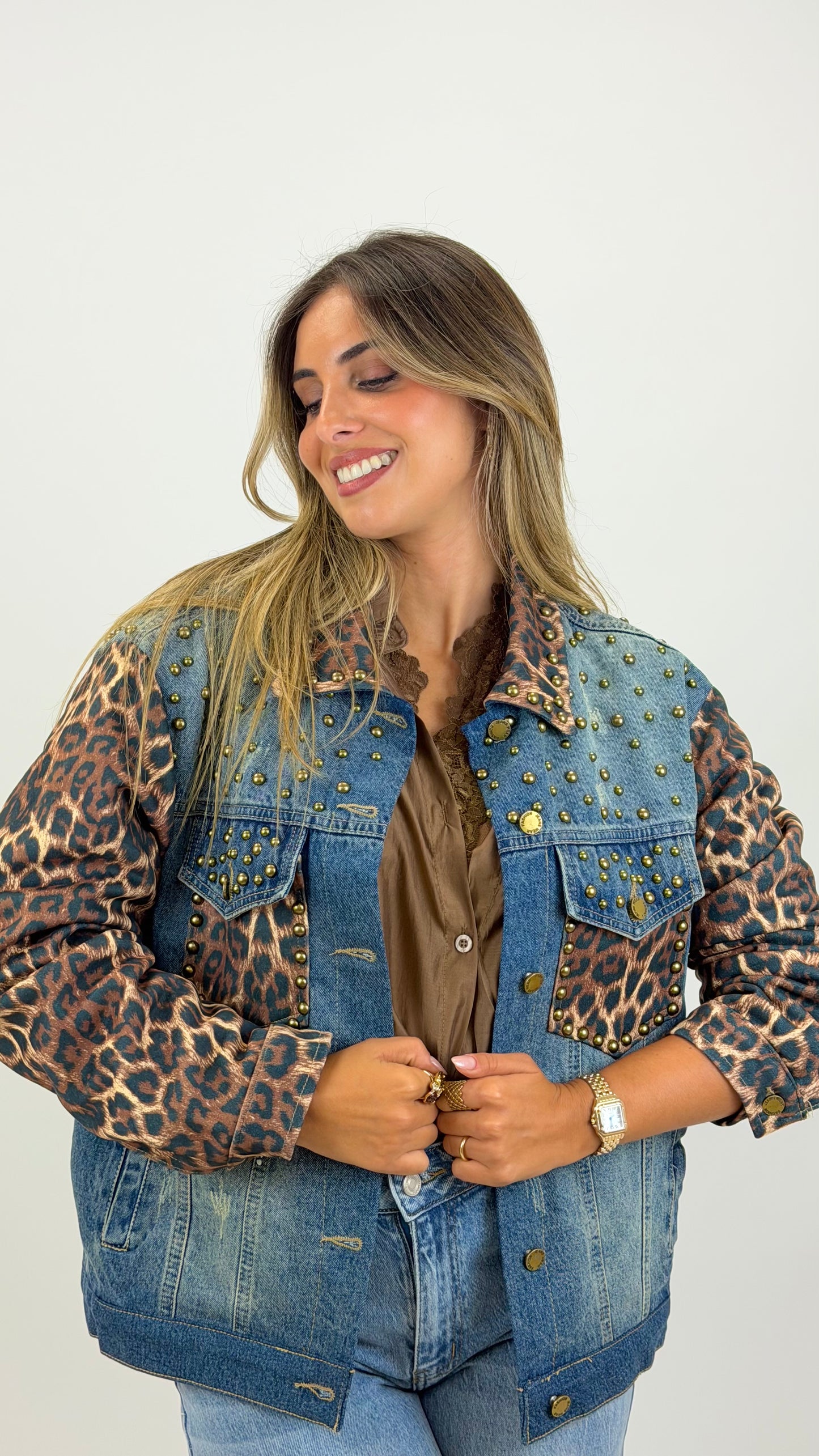 Casaco ganga e camurça leopardo com tachas douradas