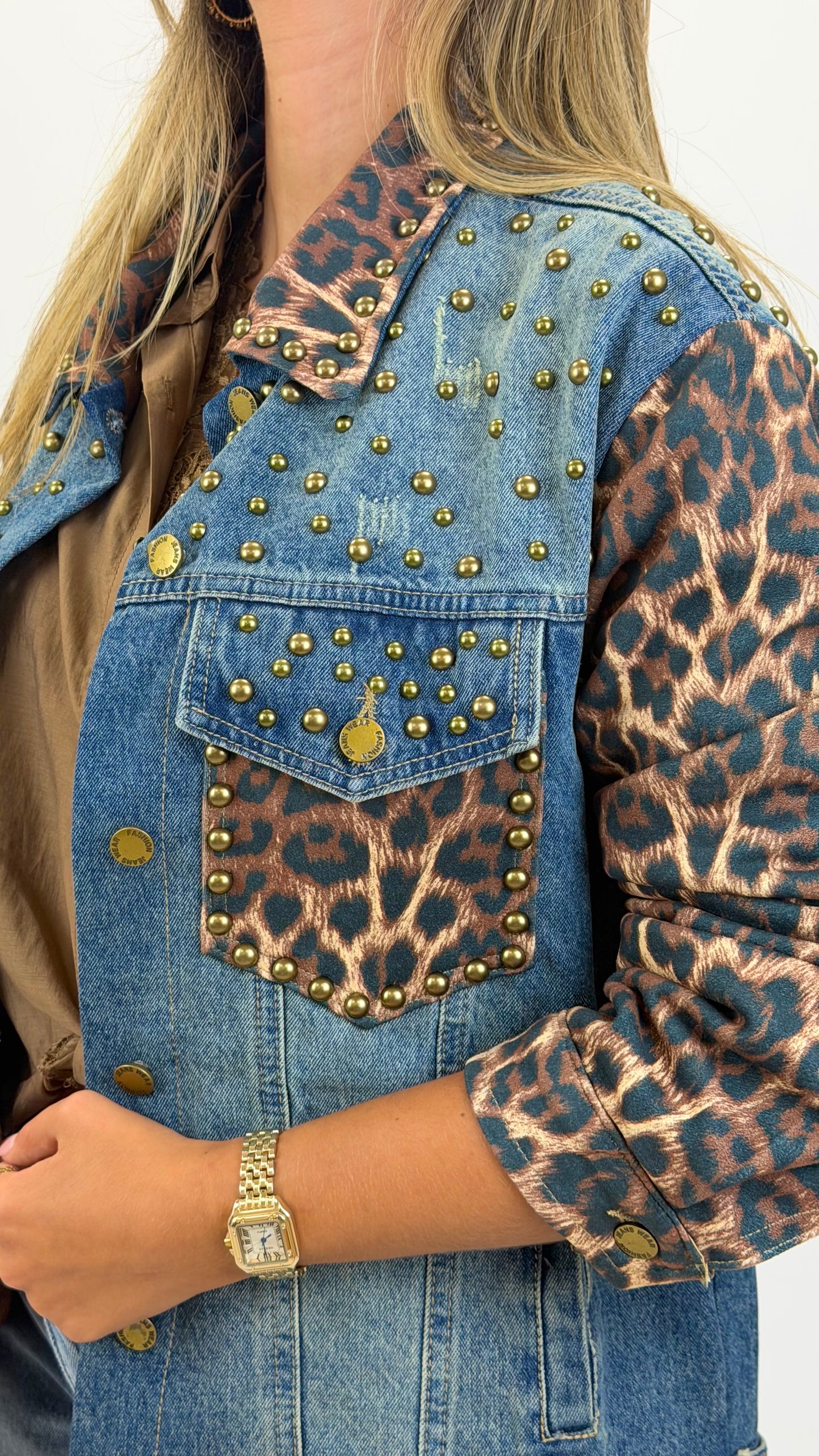 Casaco ganga e camurça leopardo com tachas douradas