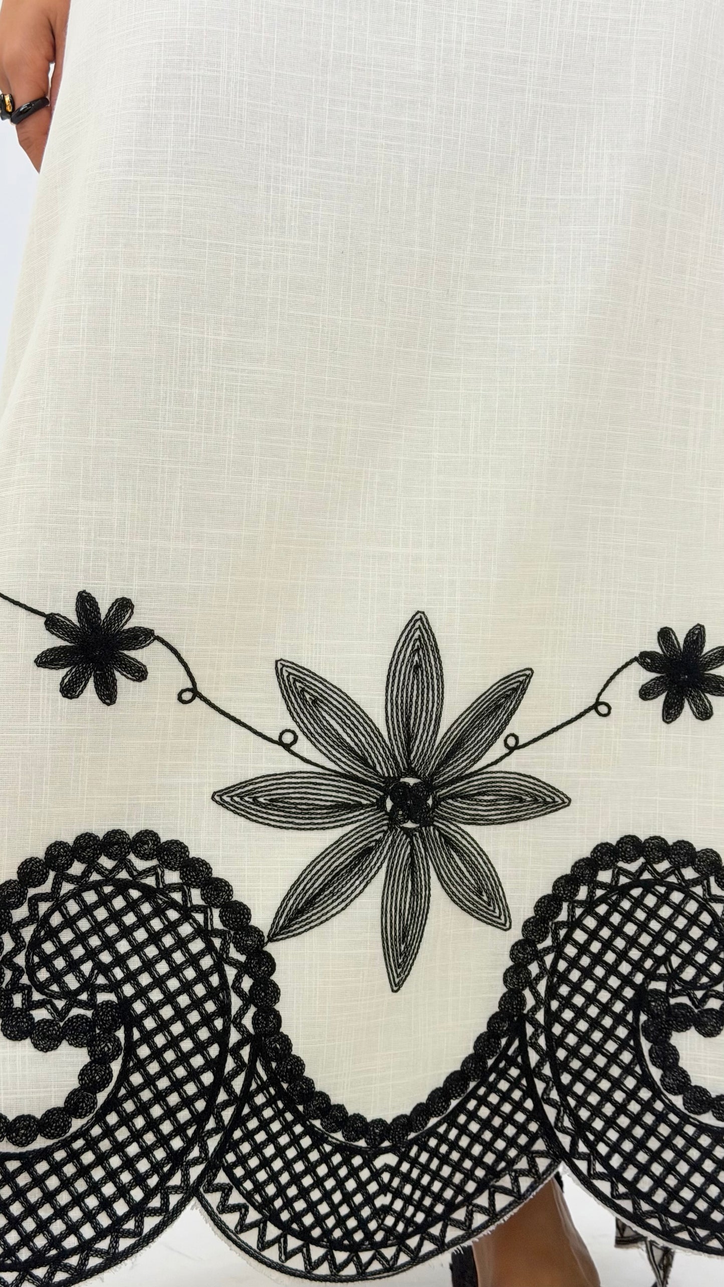 Vestido alças pérola com bordado preto